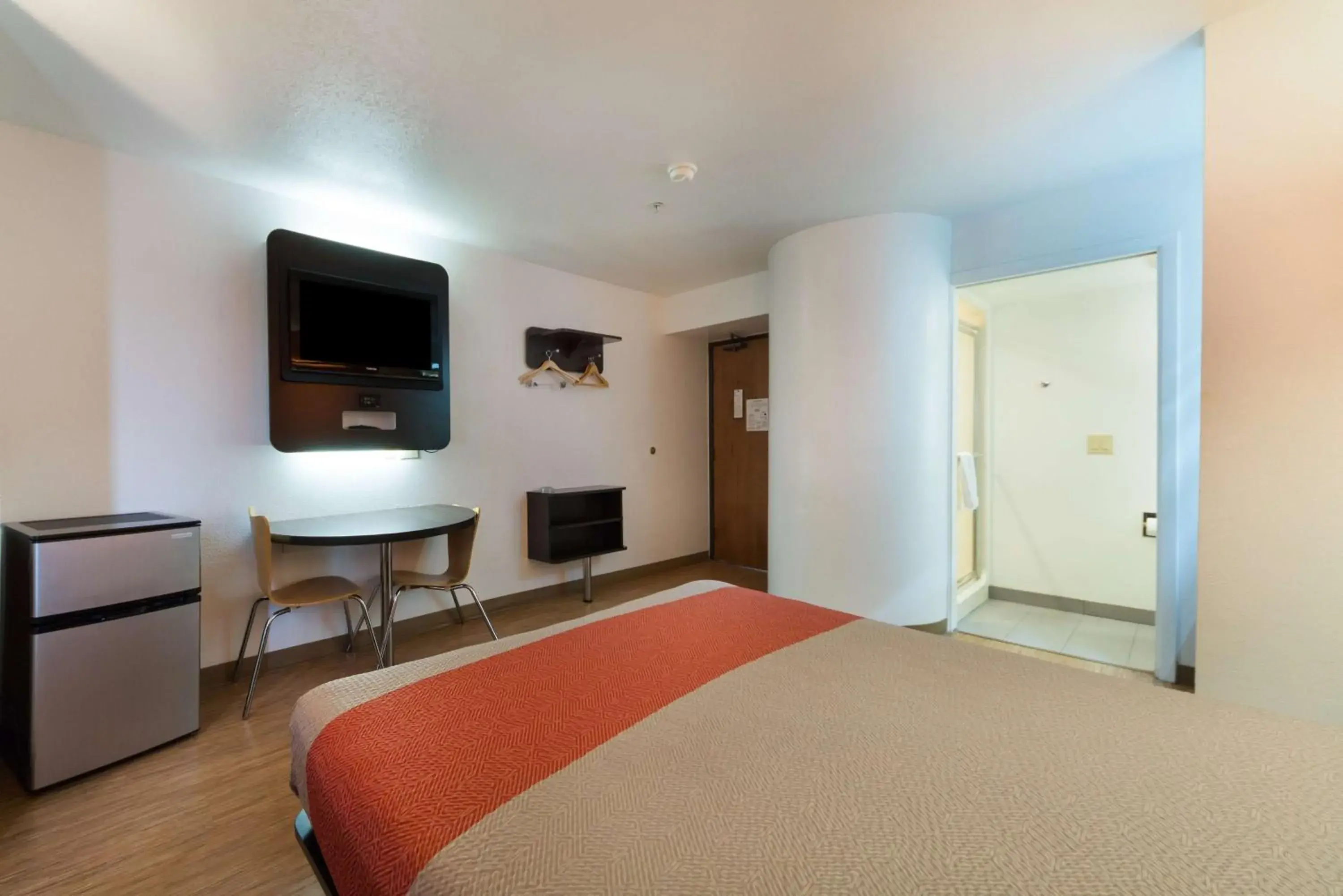 Photo of the whole room, TV/Entertainment Center in Motel 6 Dallas, TX - Northeast