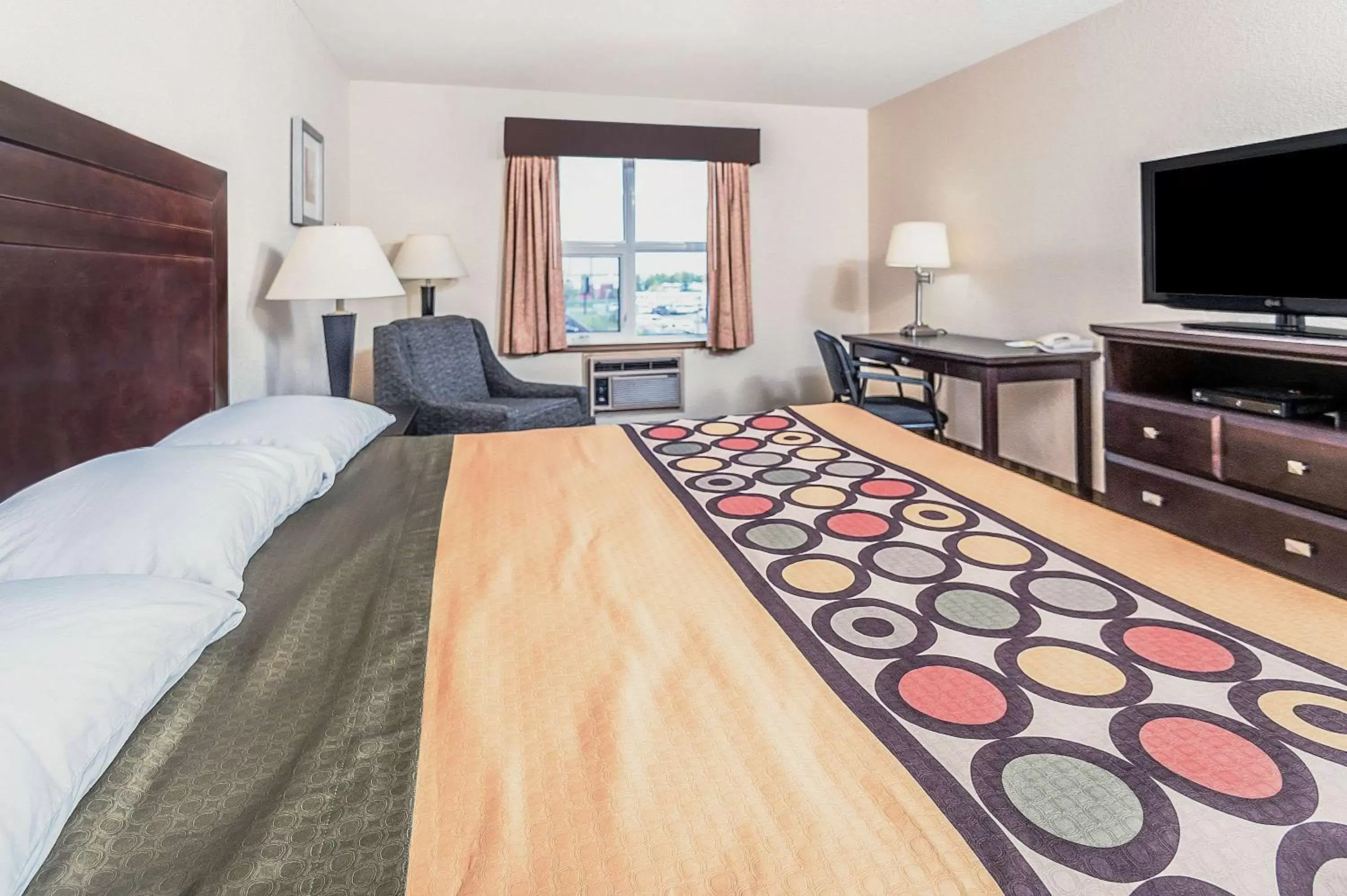 Photo of the whole room, Bed in Super 8 by Wyndham Calgary/Airport