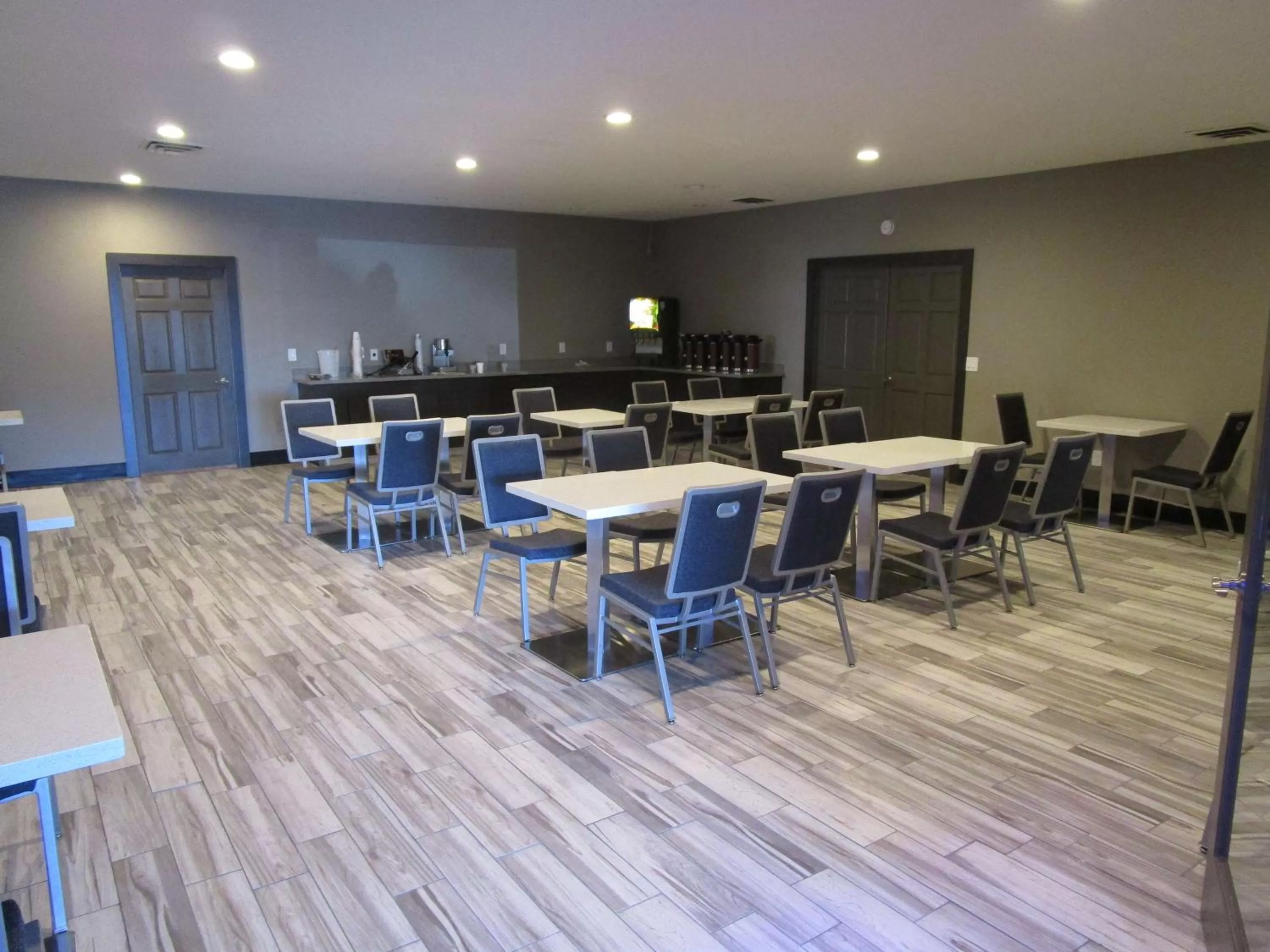 Restaurant/places to eat in SureStay Plus Hotel by Best Western Point Richmond