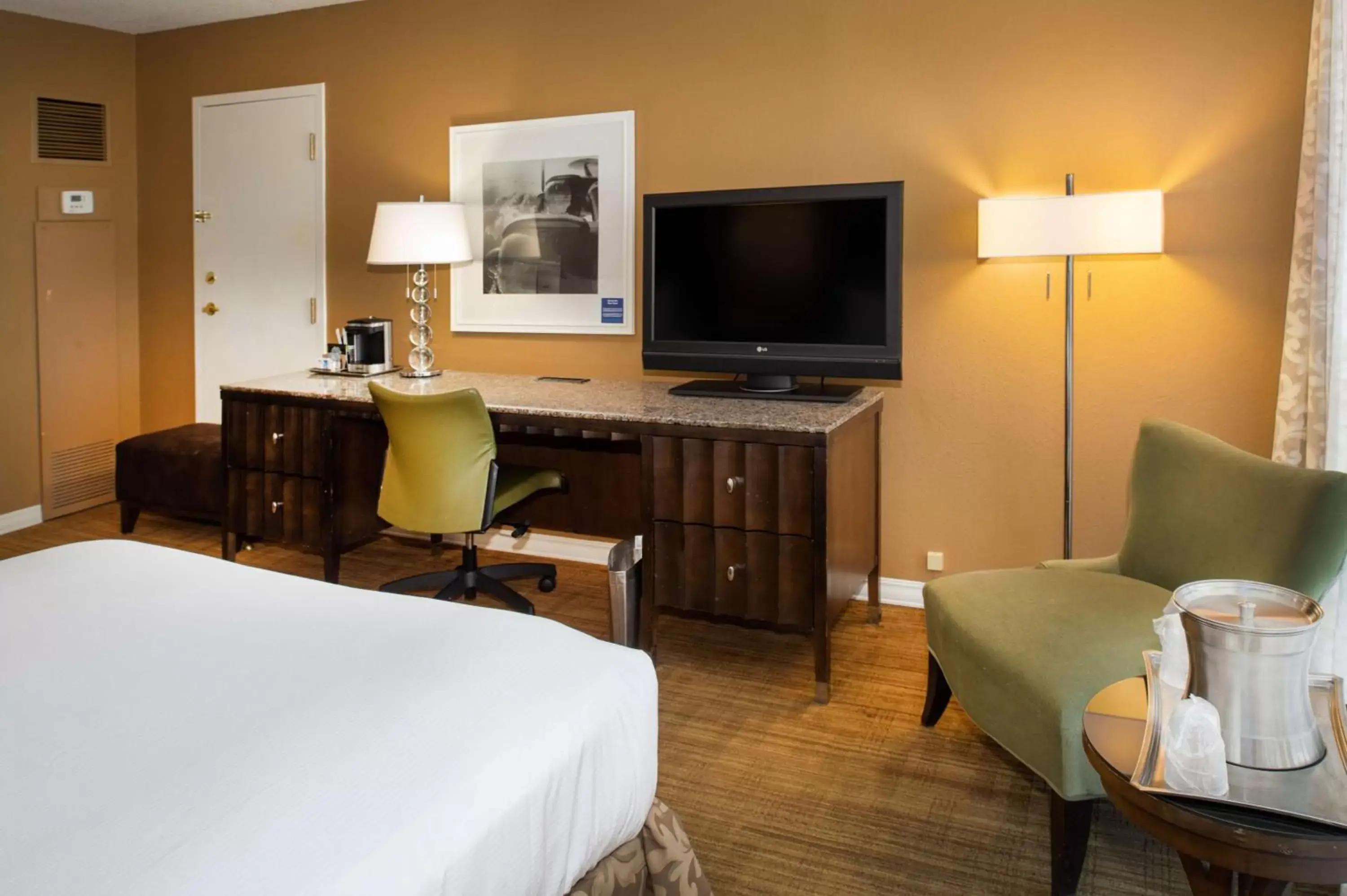 Bedroom, TV/Entertainment Center in Hilton St. Louis Airport