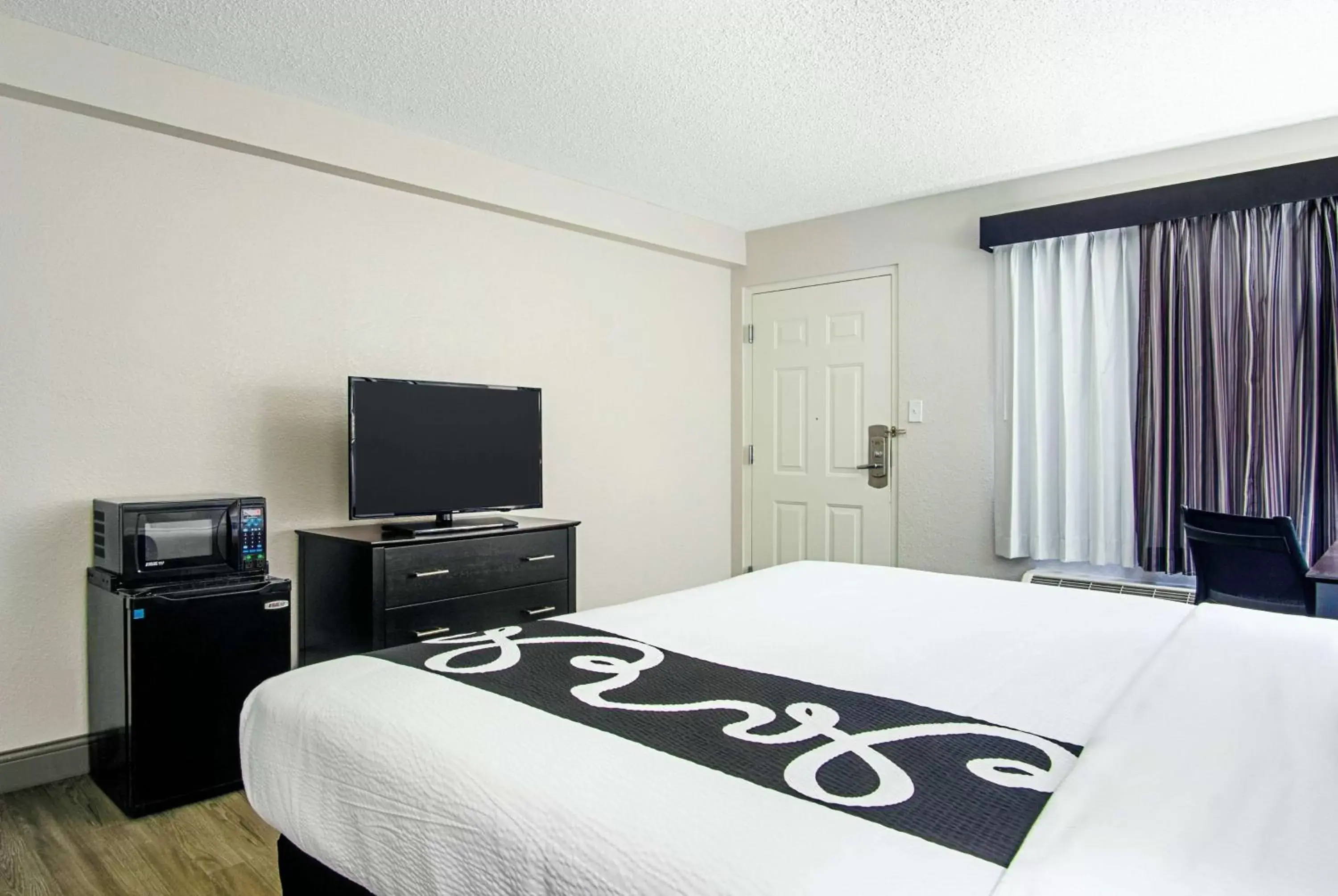 Photo of the whole room, Bed in La Quinta Inn by Wyndham West Palm Beach - Florida Turnpike