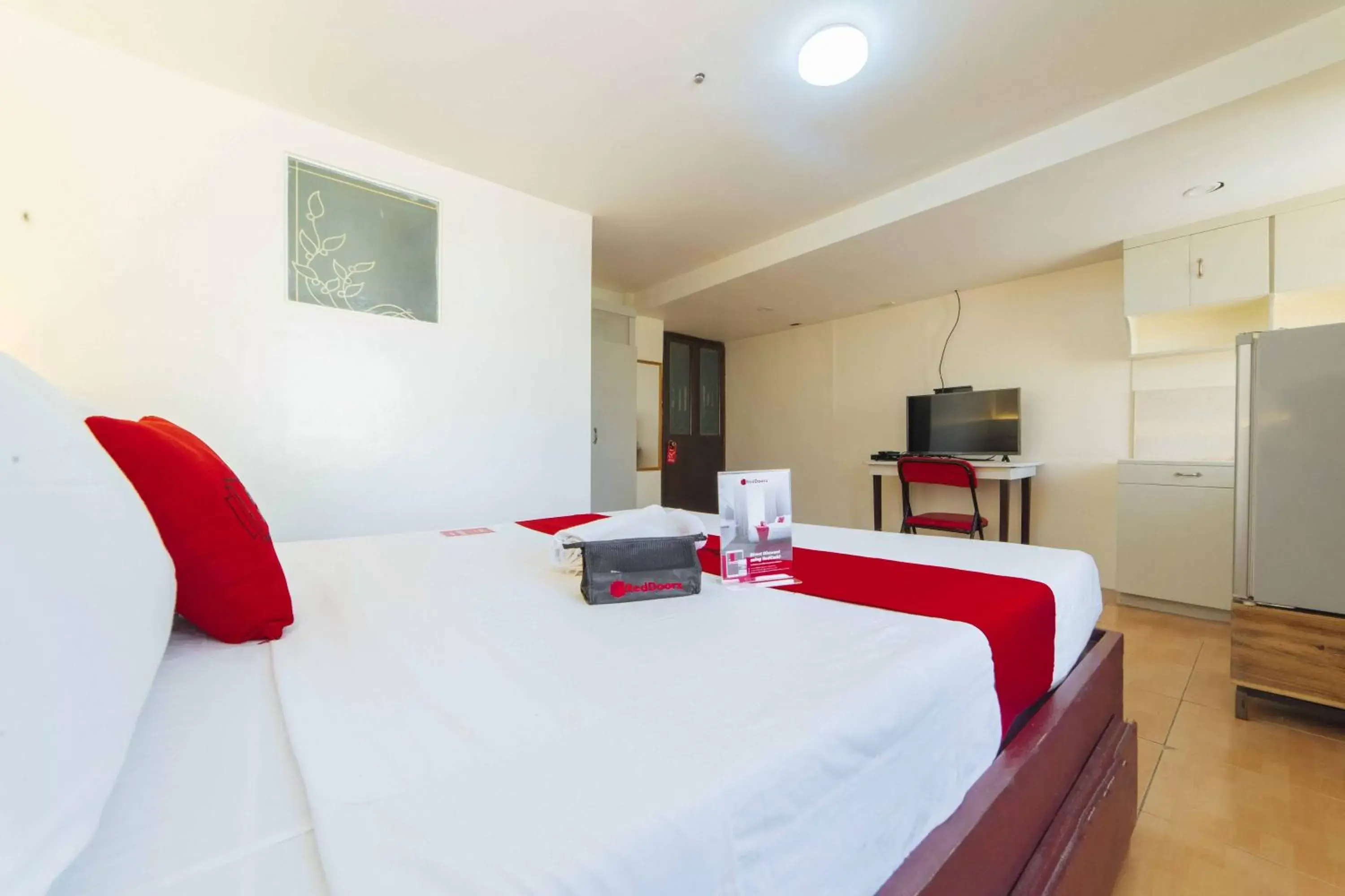 Photo of the whole room, Bed in RedDoorz @ Ledesco Avenue Lapaz Iloilo