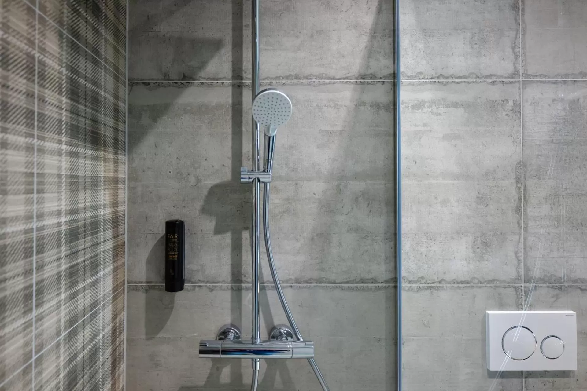 Shower in 6532 Smart Hotel - Self check-in