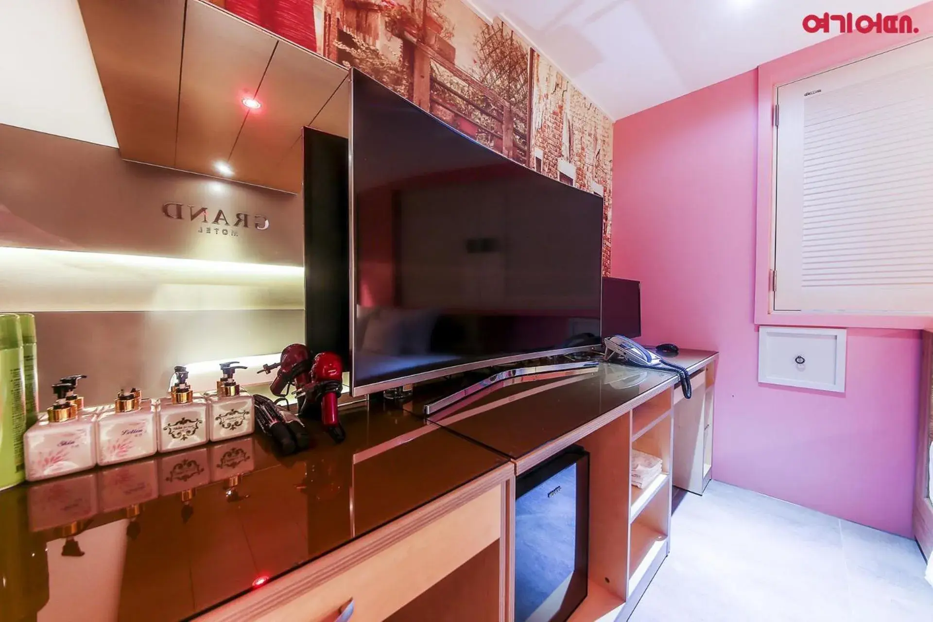 TV and multimedia in Goodstay Grand Motel Chuncheon