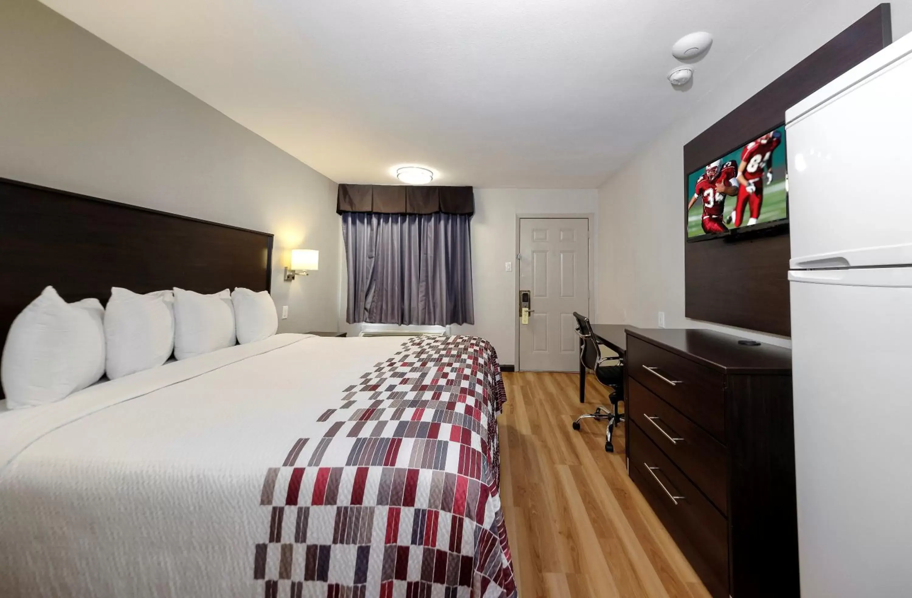 Photo of the whole room, Room Photo in Red Roof Inn Arlington - Entertainment District