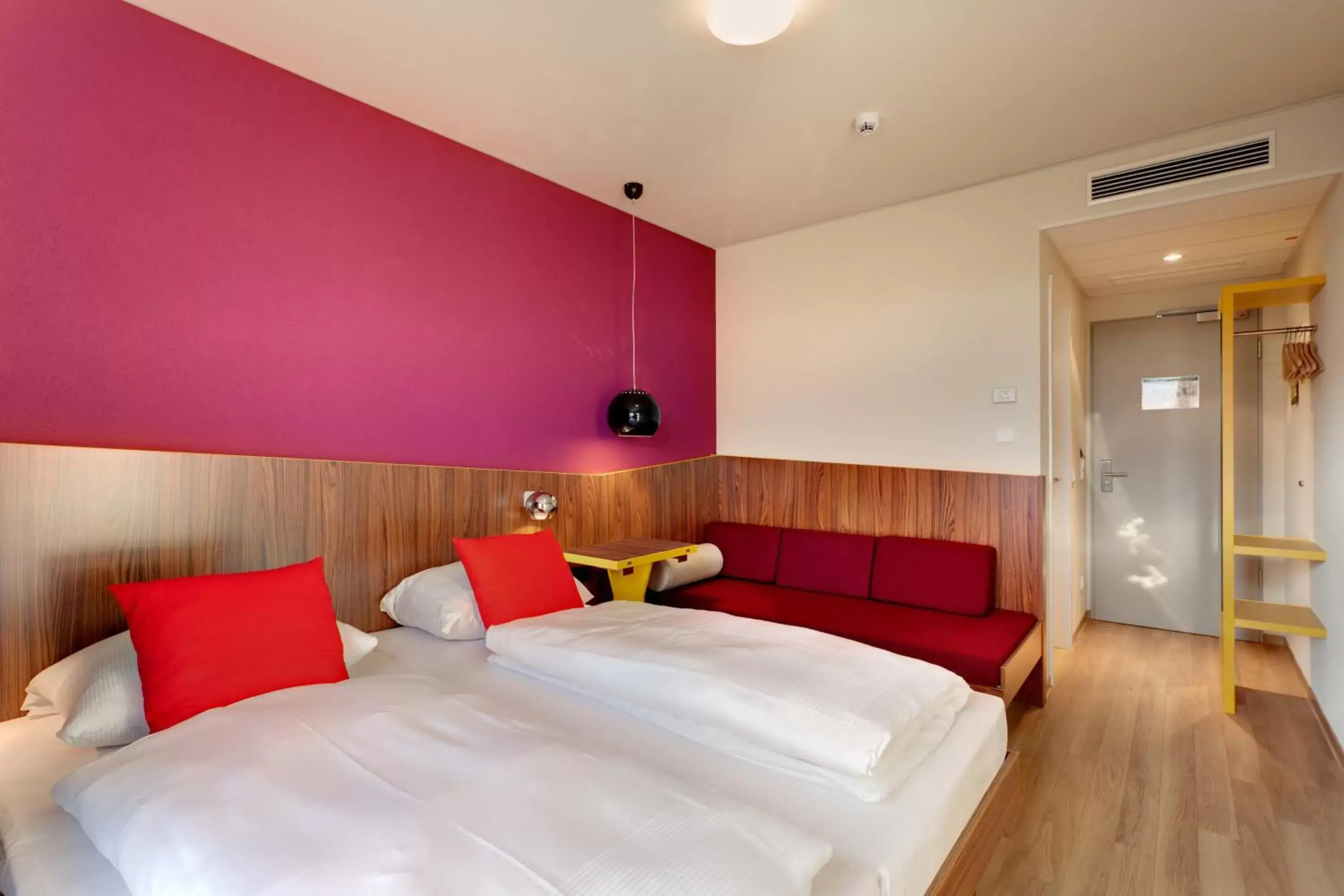 Twin Room in MEININGER Hotel Frankfurt Main / Airport Twin Room in MEININGER Hotel Frankfurt Main / Airport