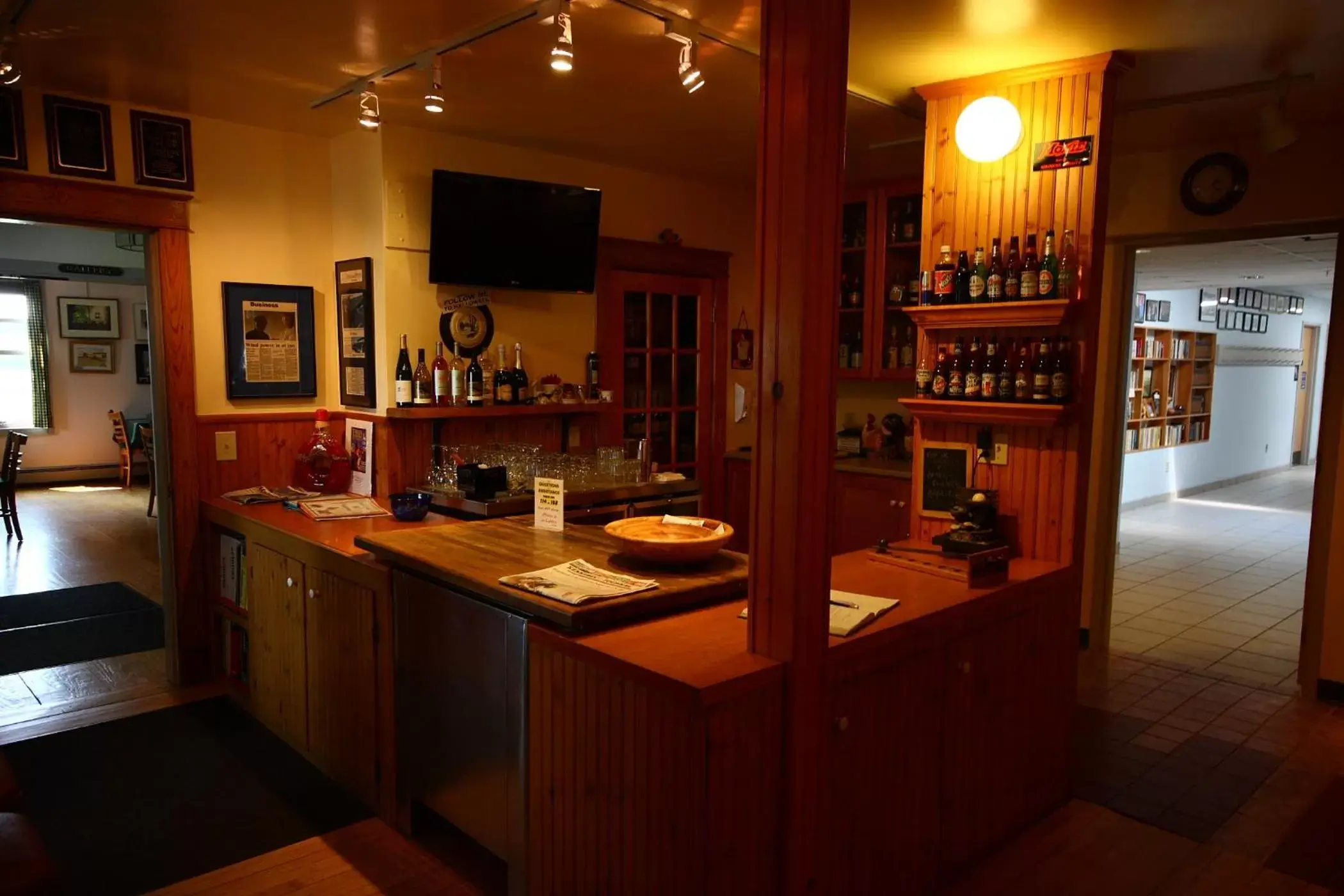 Lounge or bar, Kitchen/Kitchenette in Maple Hill Farm Inn