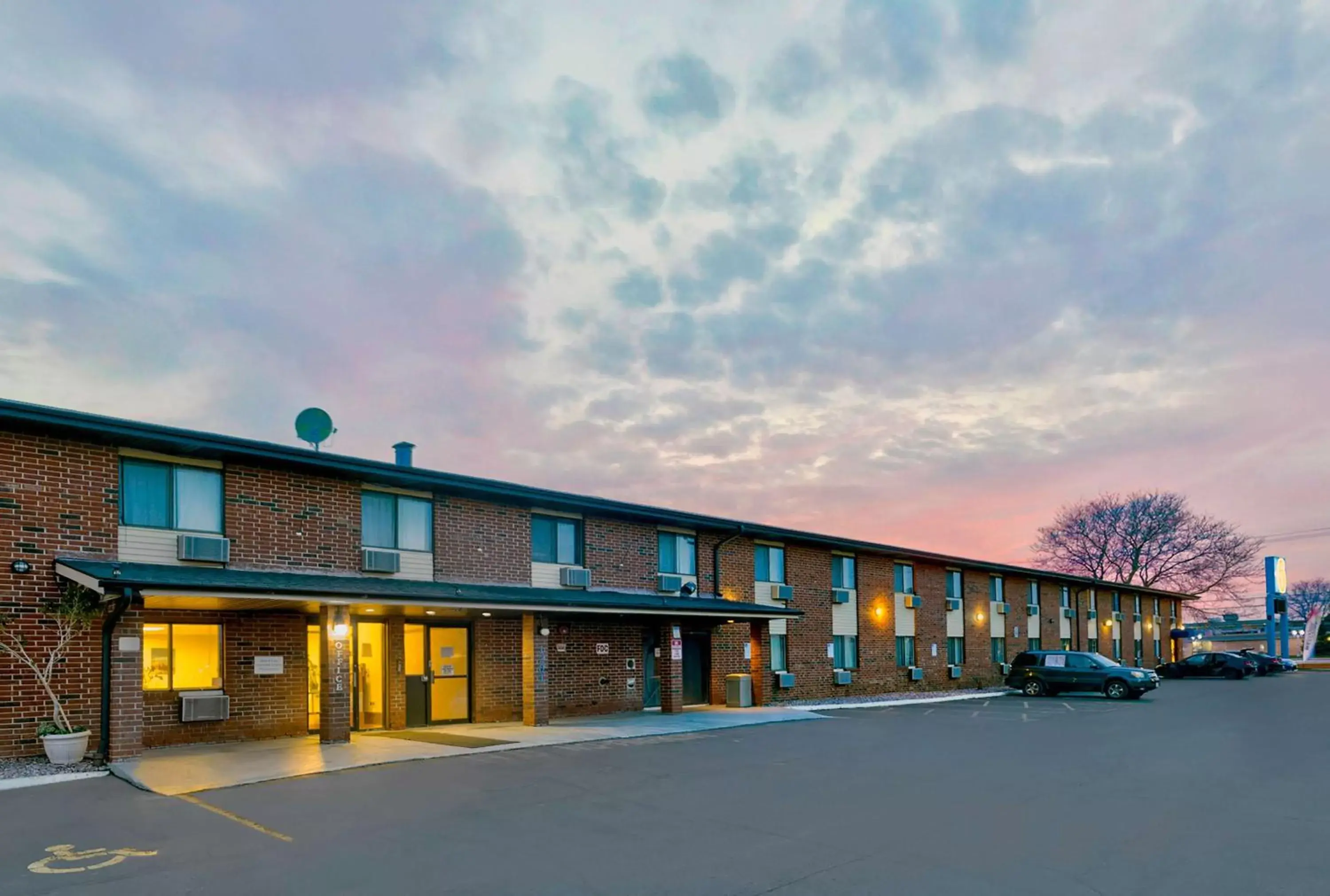 Property building in Motel 6-Oak Creek, WI Property building in Motel 6-Oak Creek, WI