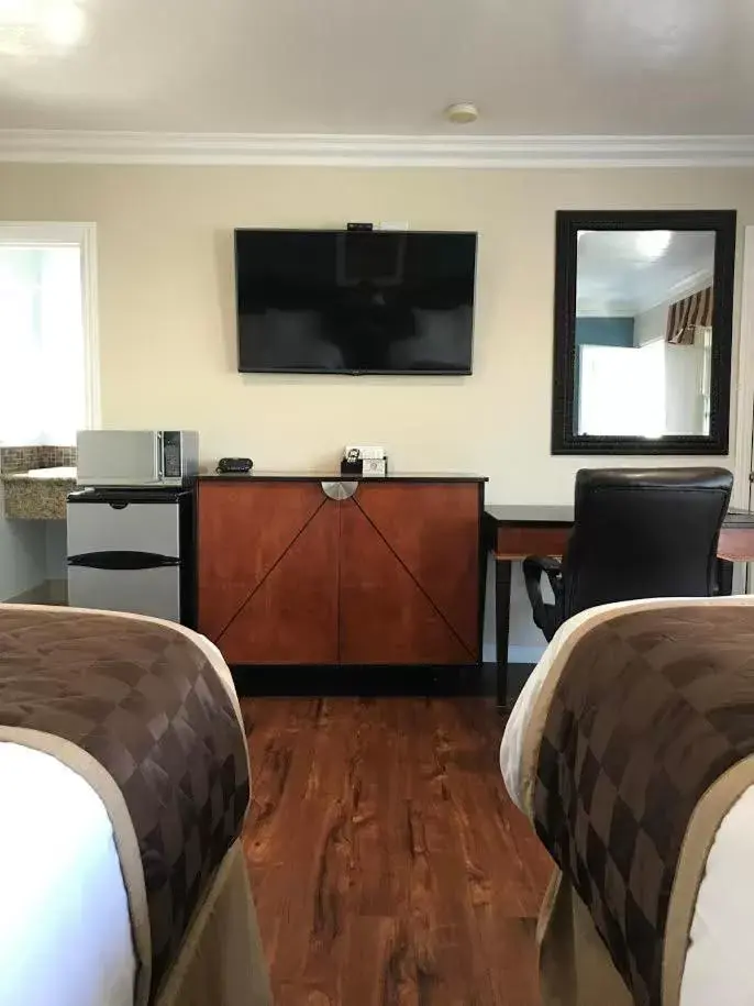 Bed, TV/Entertainment Center in Rex Motel