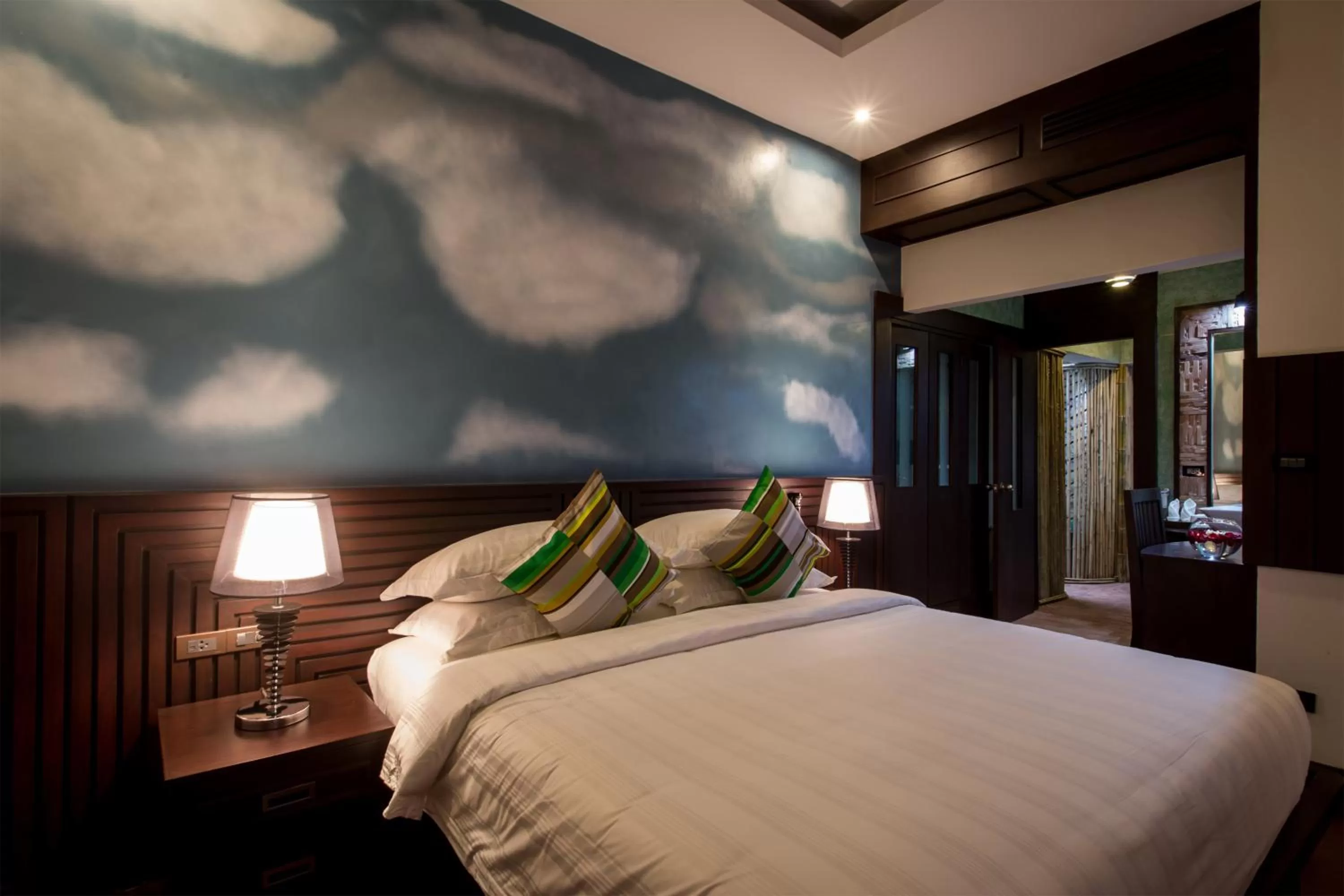 Shower, Bed in De Sarann Villa