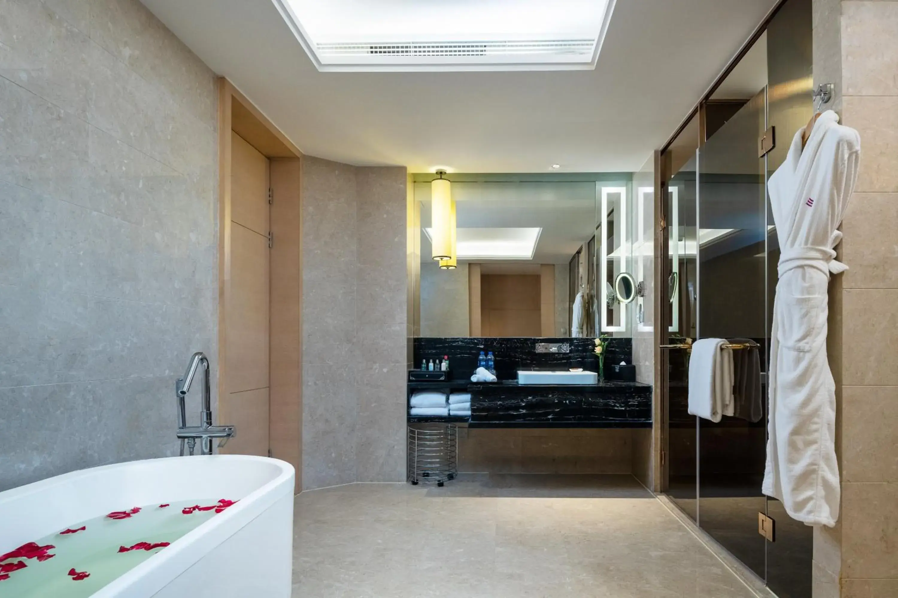 Photo of the whole room, Bathroom in Crowne Plaza Xi'an, an IHG Hotel