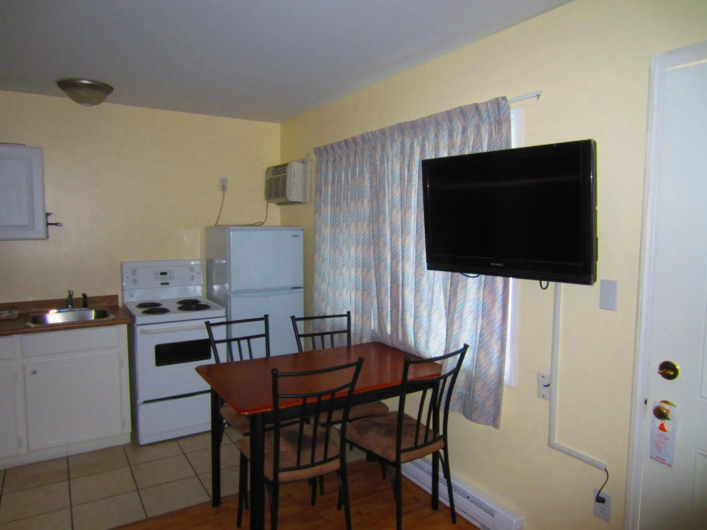 TV and multimedia, TV/Entertainment Center in Black Sea Motel