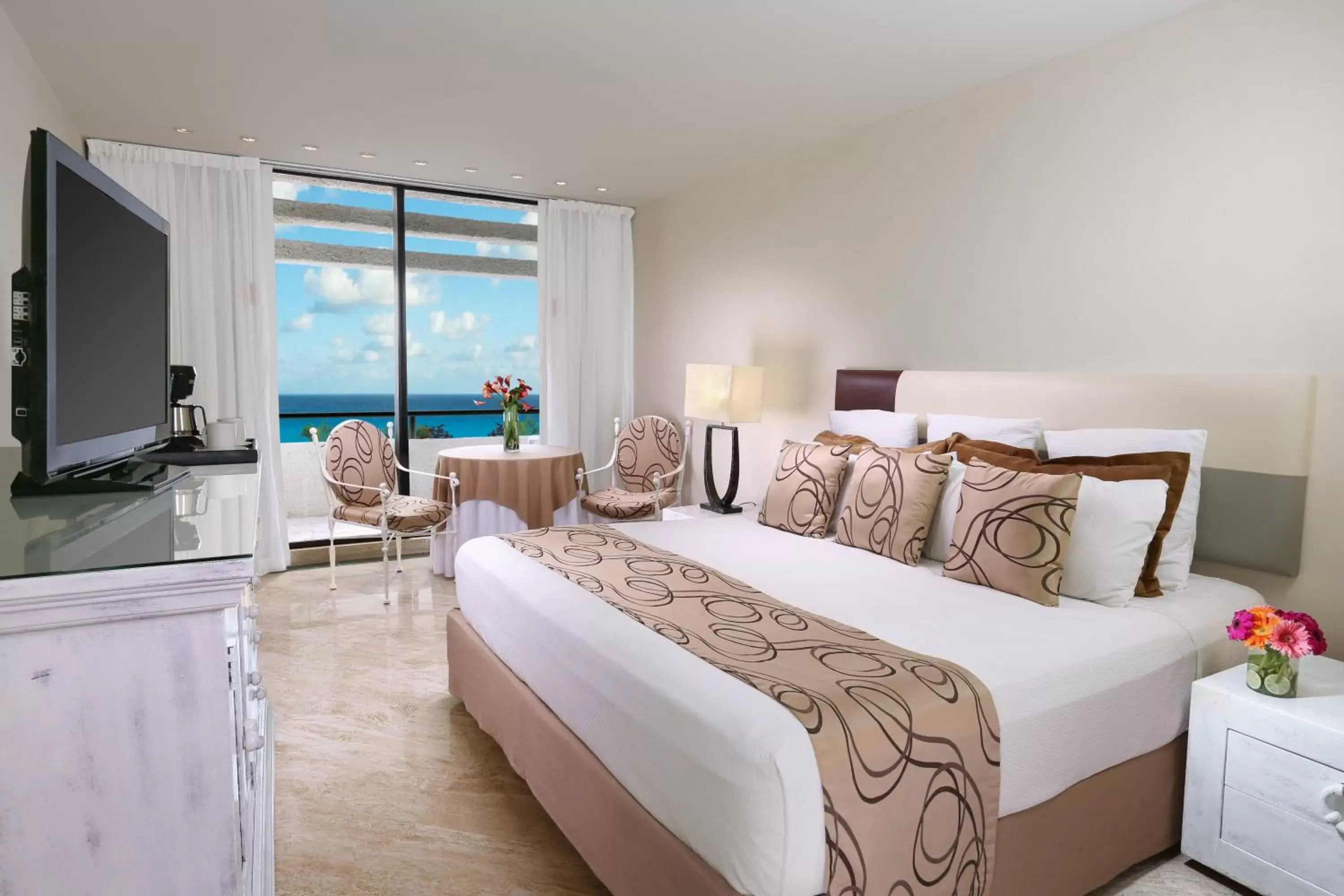 Bedroom, Bed in Grand Oasis Cancun - All Inclusive