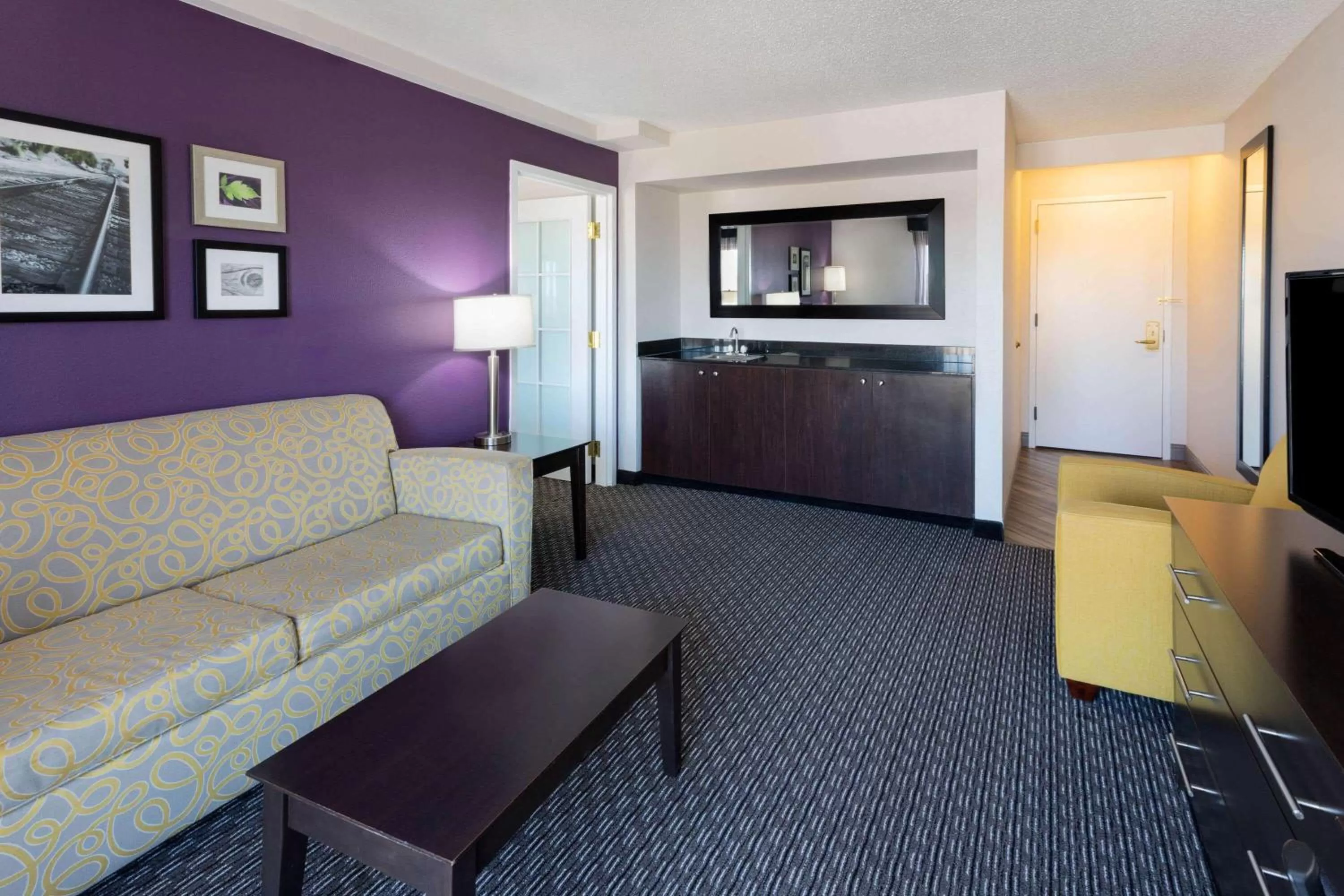 Photo of the whole room in La Quinta by Wyndham Minneapolis Bloomington W - FREE AIRPORT SHUTTLE