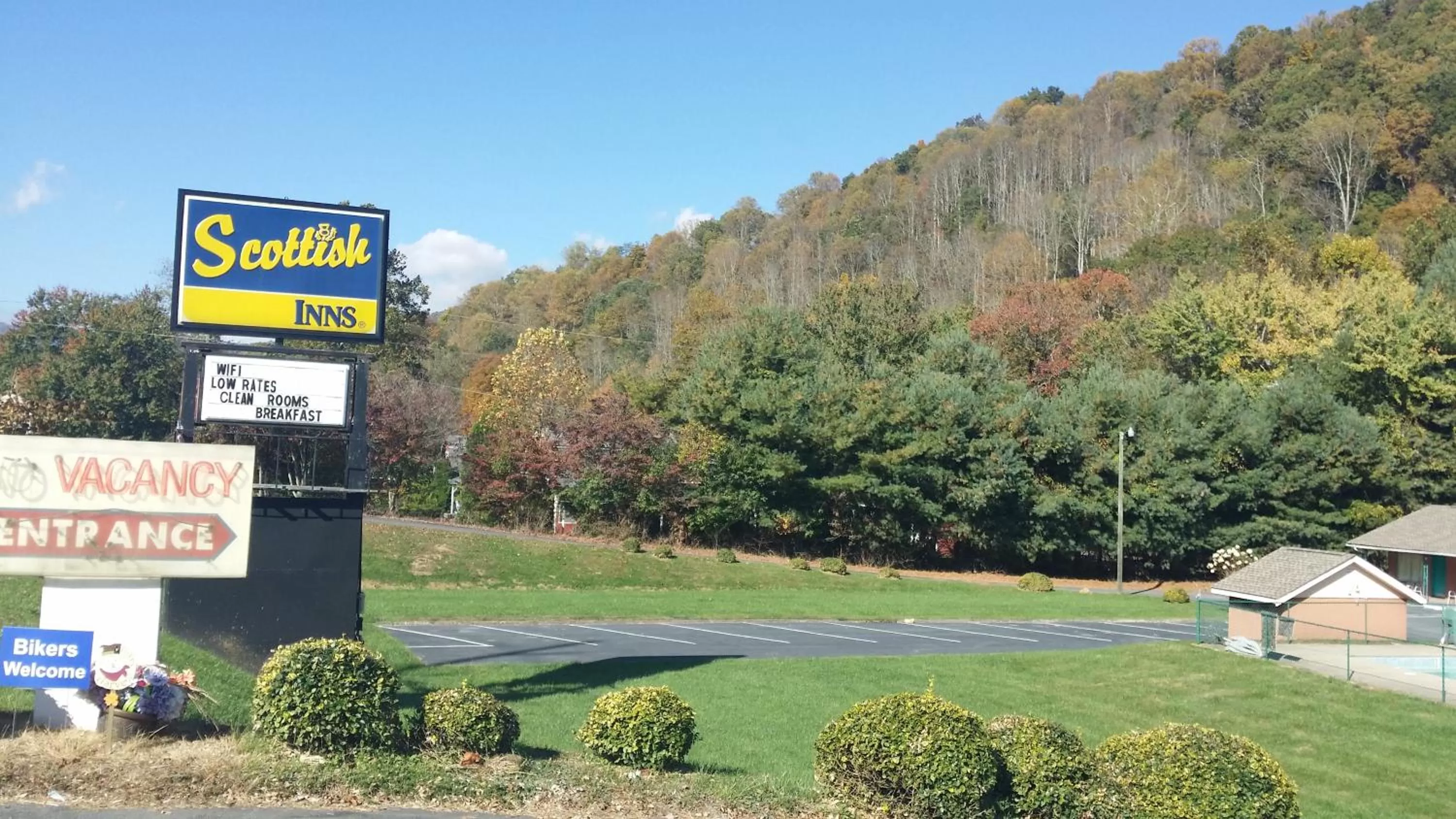 Facade/entrance in Scottish Inn Maggie Valley