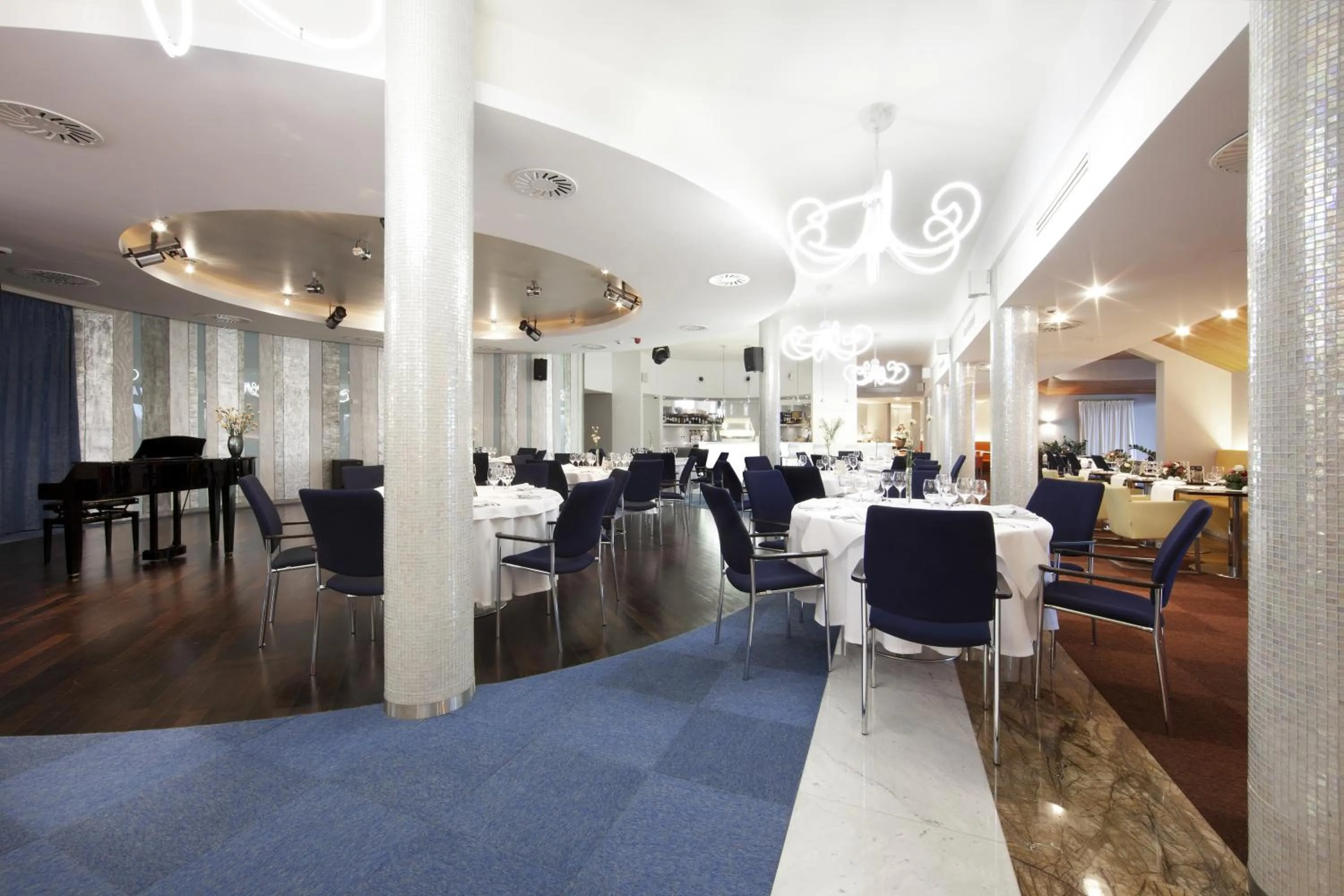 Restaurant/places to eat in Blue Swan