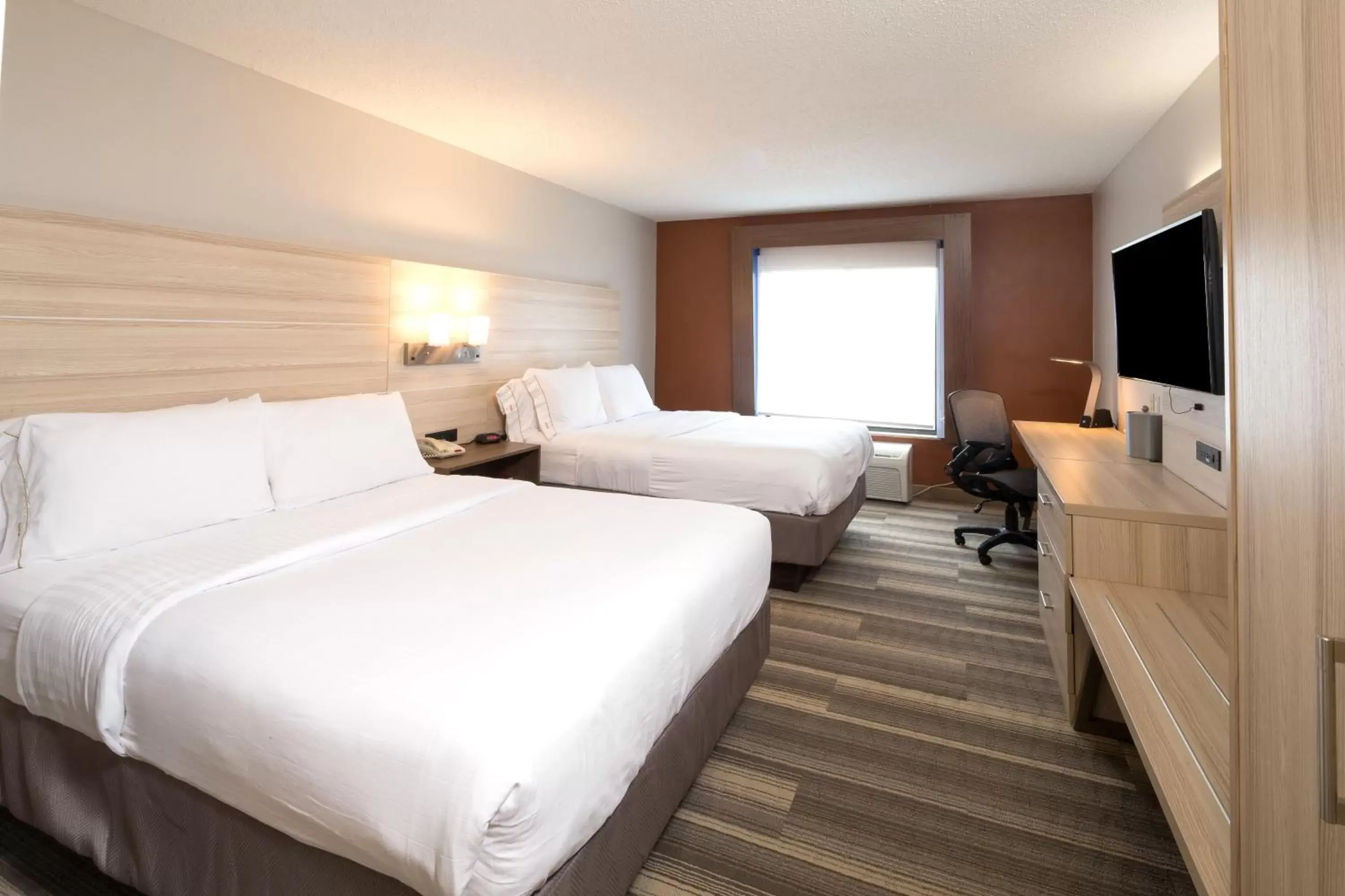 Photo of the whole room, Bed in Holiday Inn Express Hotel & Suites Grand Blanc, an IHG Hotel