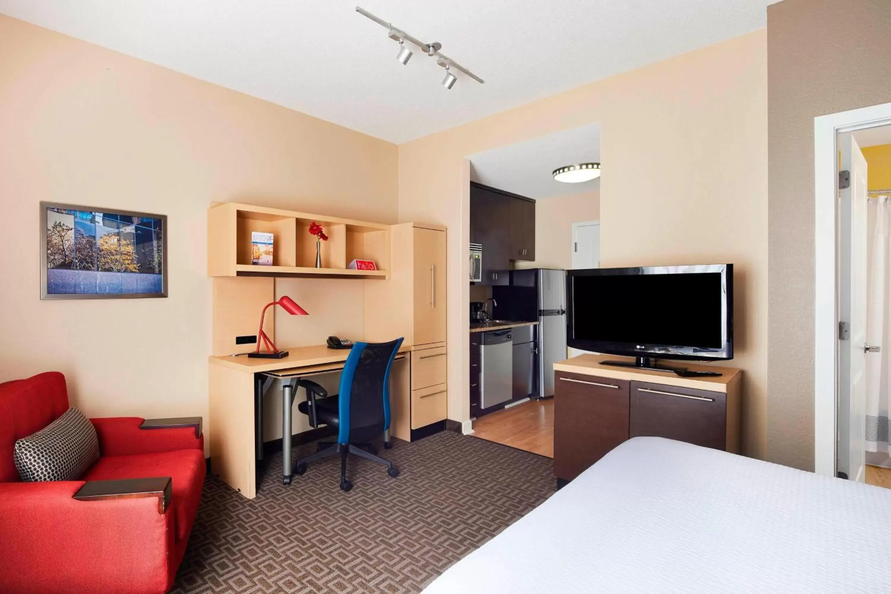 Photo of the whole room, TV/Entertainment Center in TownePlace Suites by Marriott Harrisburg Hershey