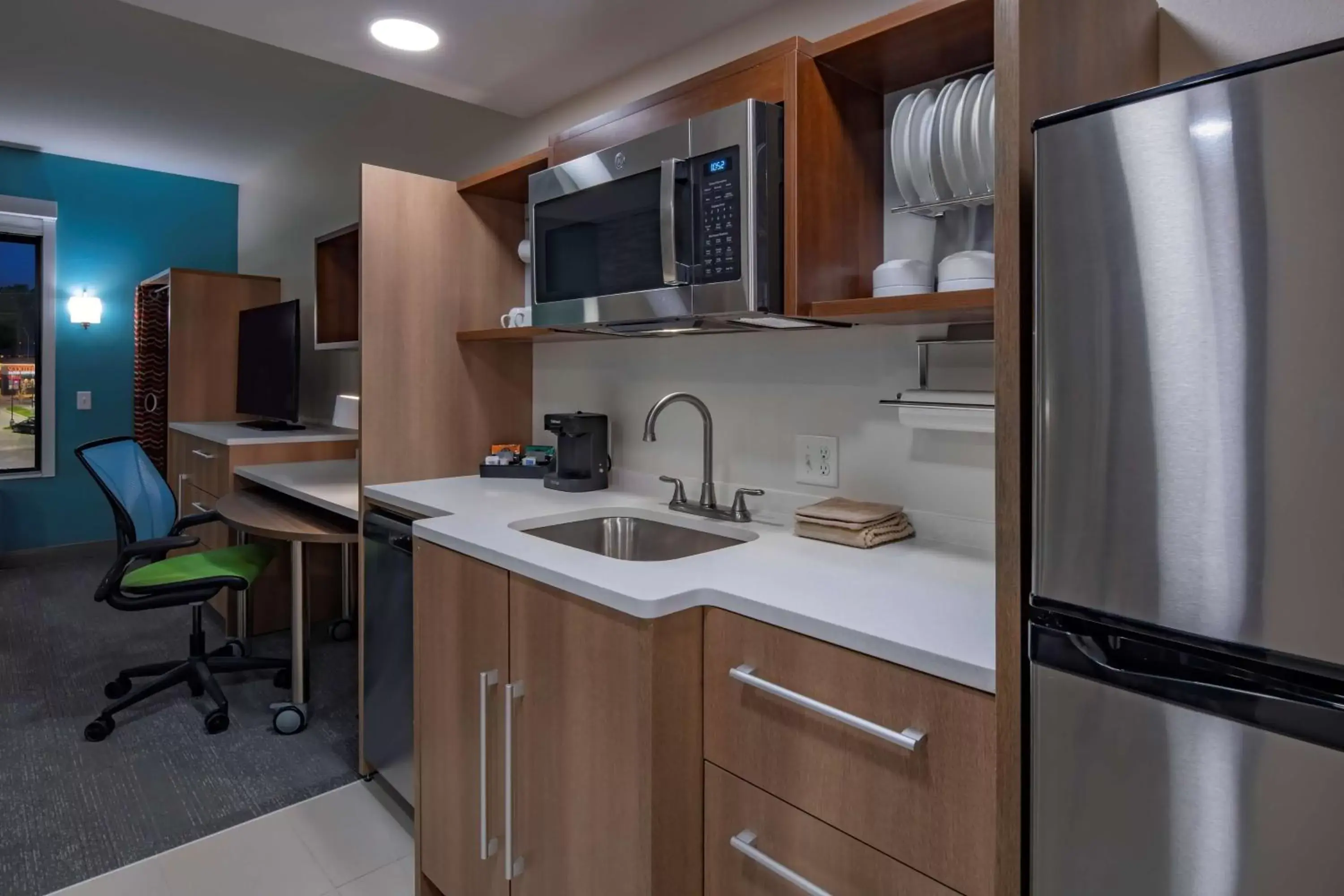 Bedroom, Kitchen/Kitchenette in Home2 Suites by Hilton Omaha I-80 at 72nd Street, NE