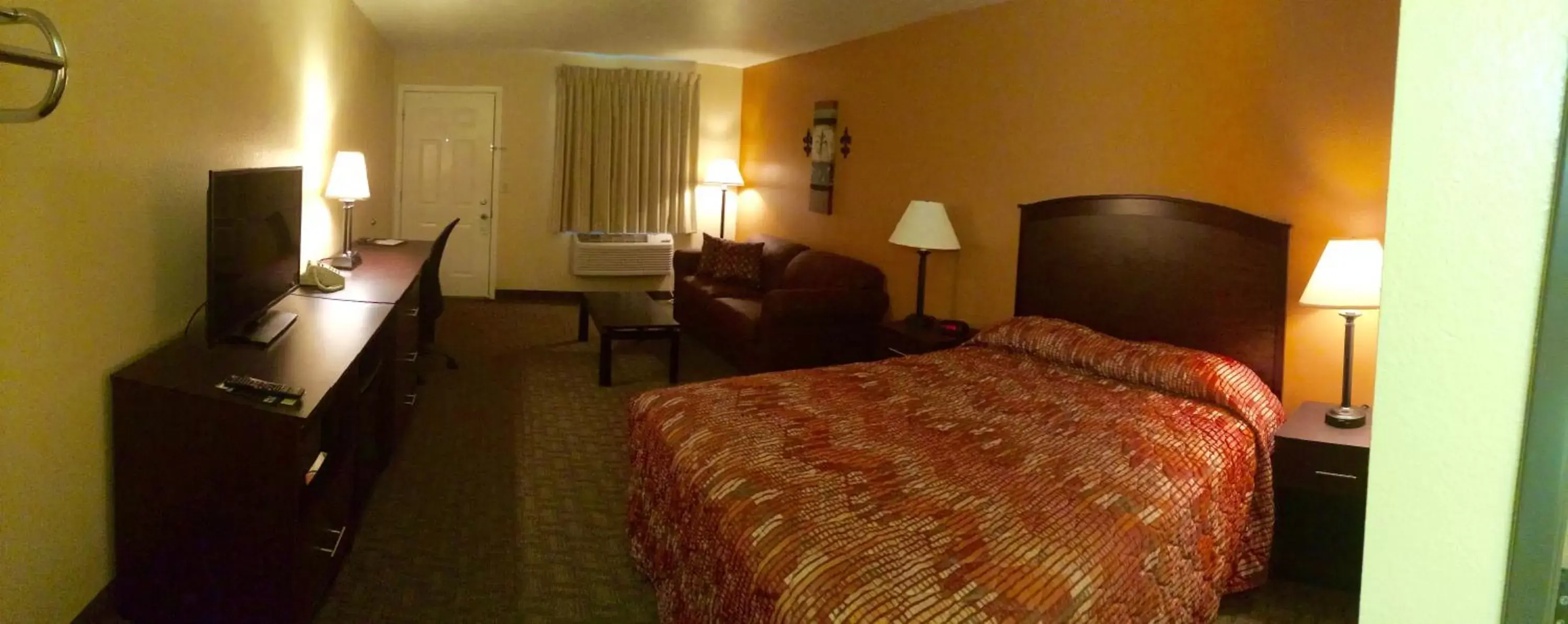 Bedroom, Bed in Cottonwood Inn & Suites