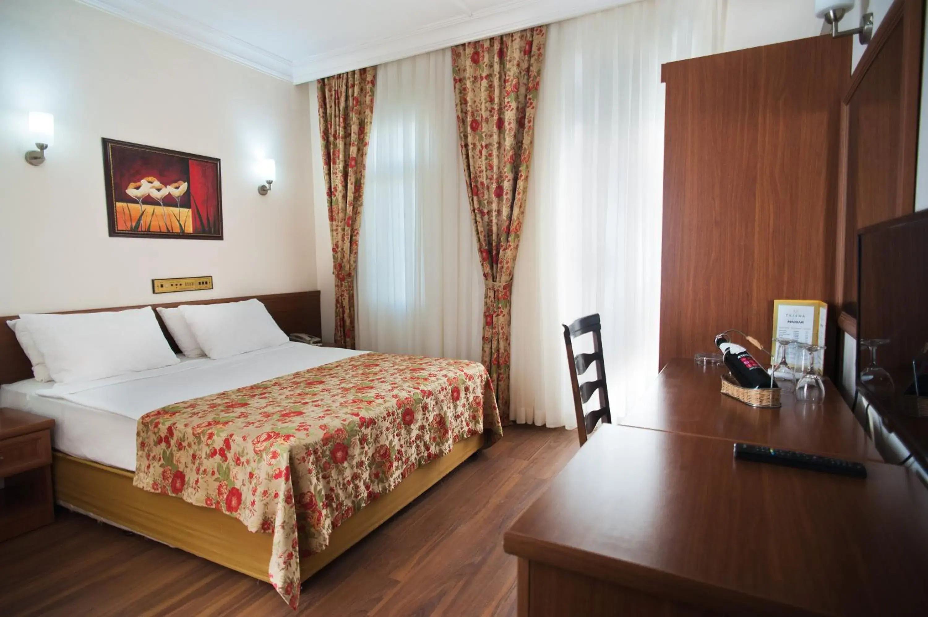 Bedroom, Bed in Triana Hotel
