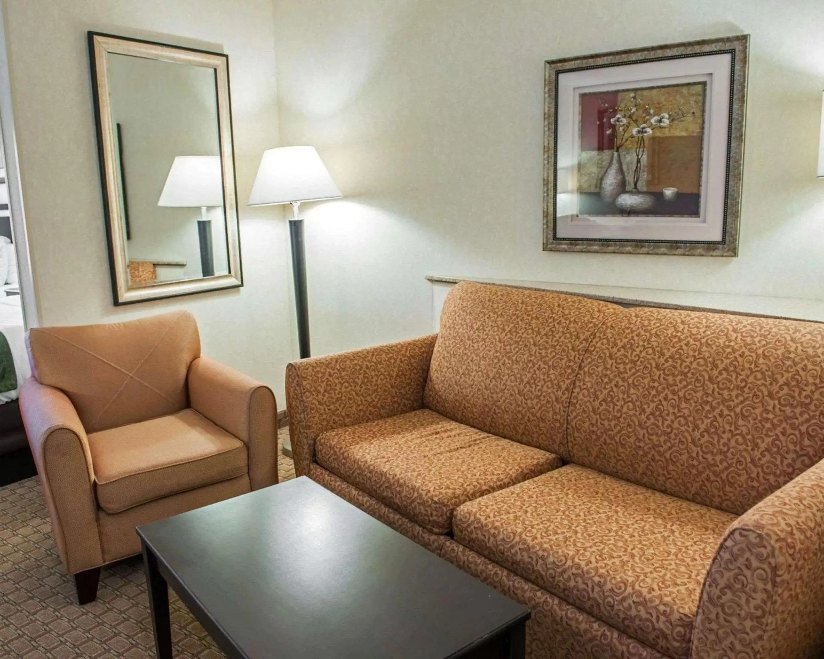 Photo of the whole room, Seating Area in Comfort Suites Southport