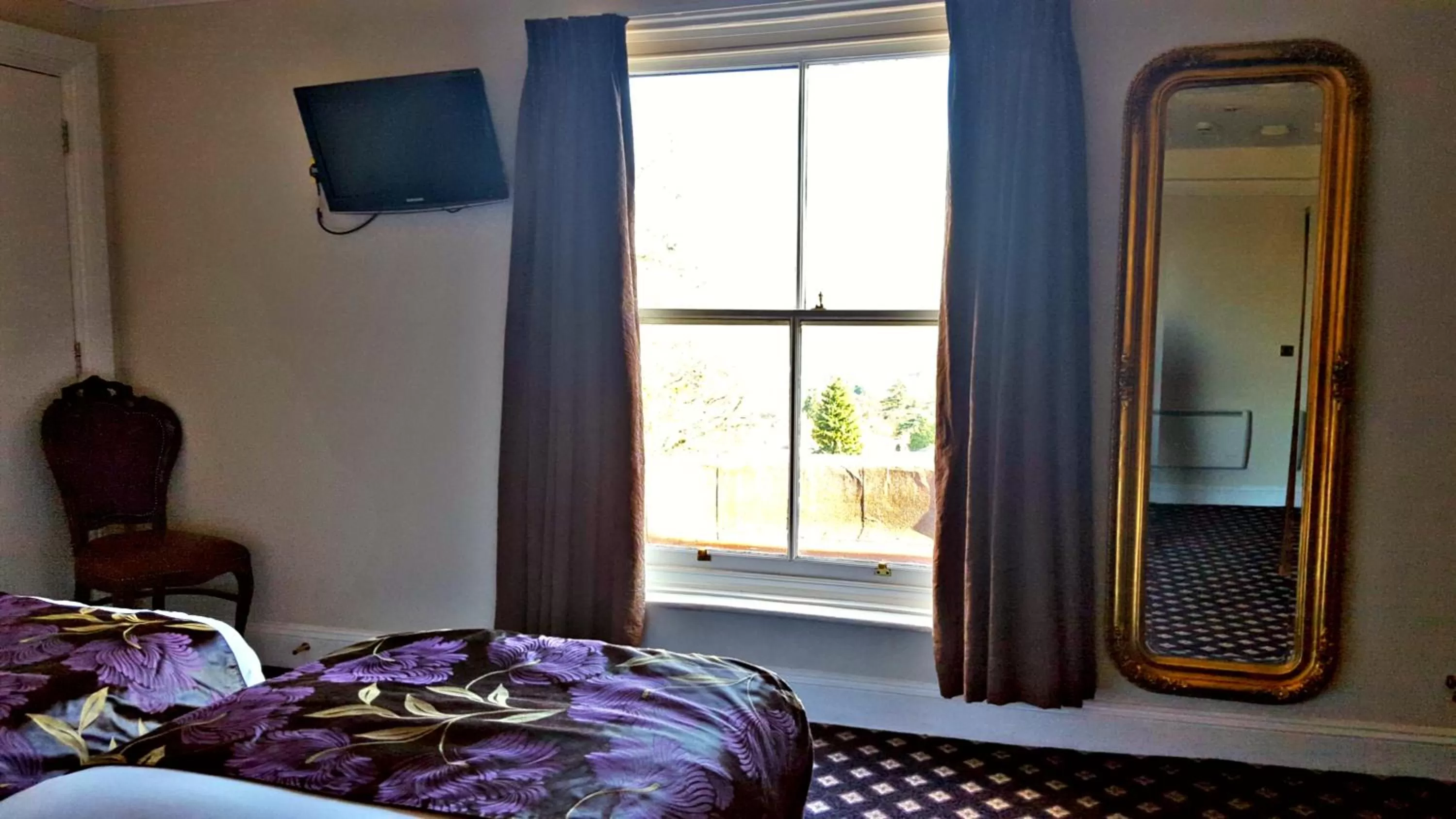 TV and multimedia, Bed in The Foley Arms Hotel Wetherspoon