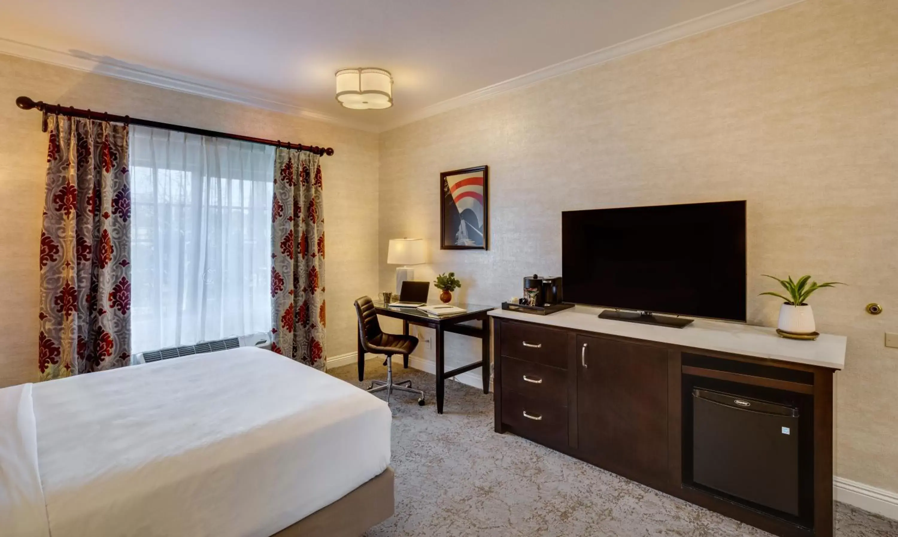 TV and multimedia, TV/Entertainment Center in Ayres Hotel Costa Mesa Newport Beach