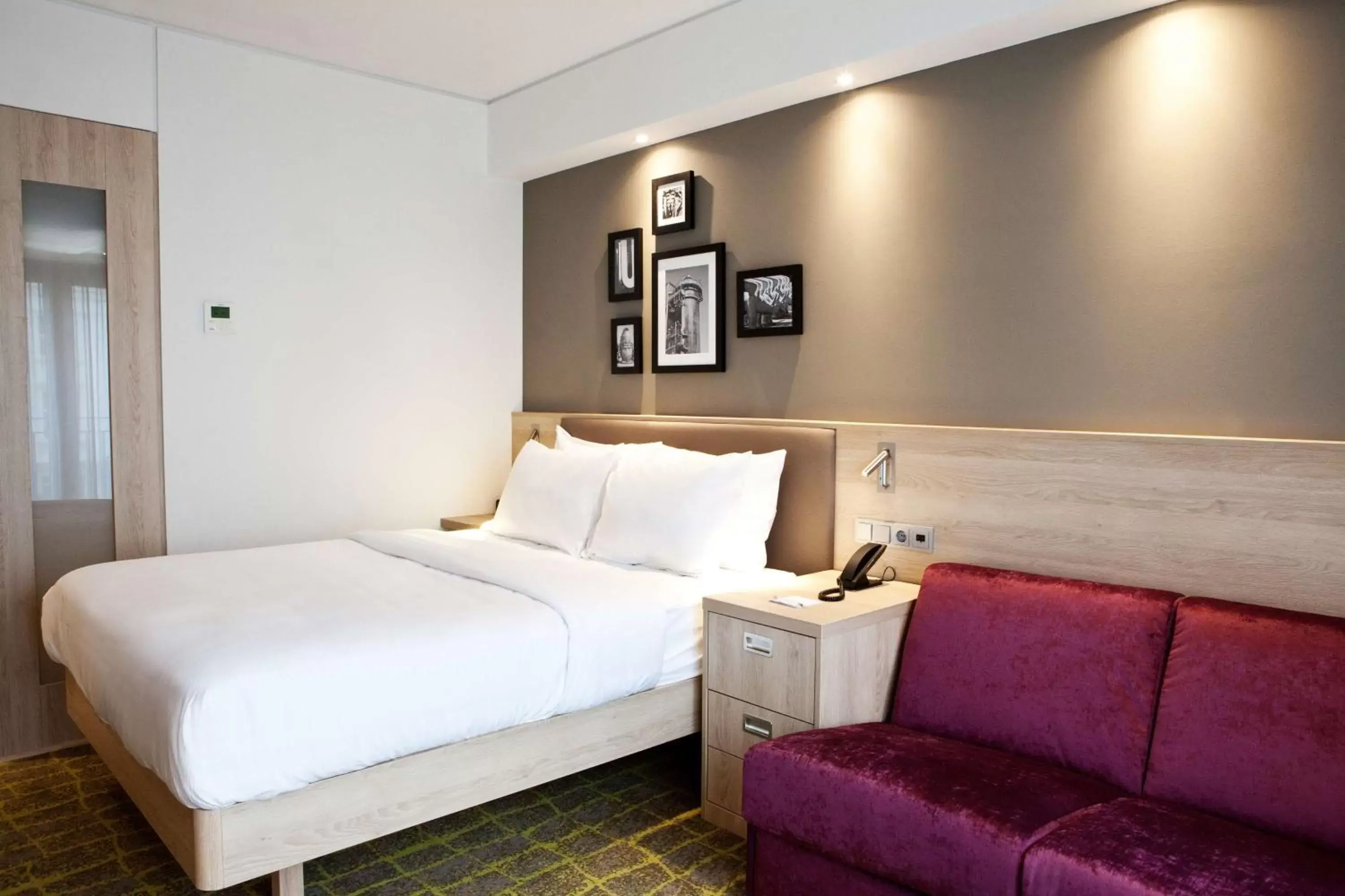 Living room, Bed in Hampton By Hilton Dortmund Phoenix See Living room, Bed in Hampton By Hilton Dortmund Phoenix See