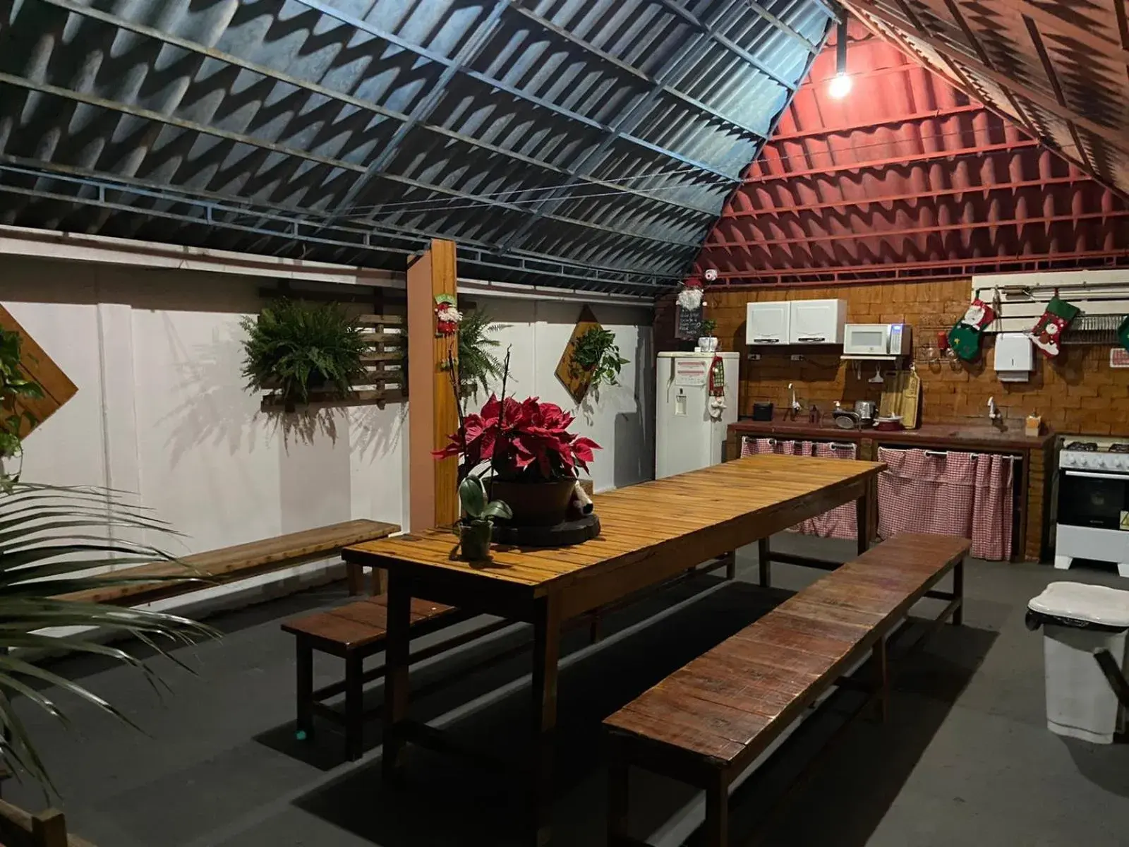 Kitchen or kitchenette, Restaurant/Places to Eat in Pousada São Jorge