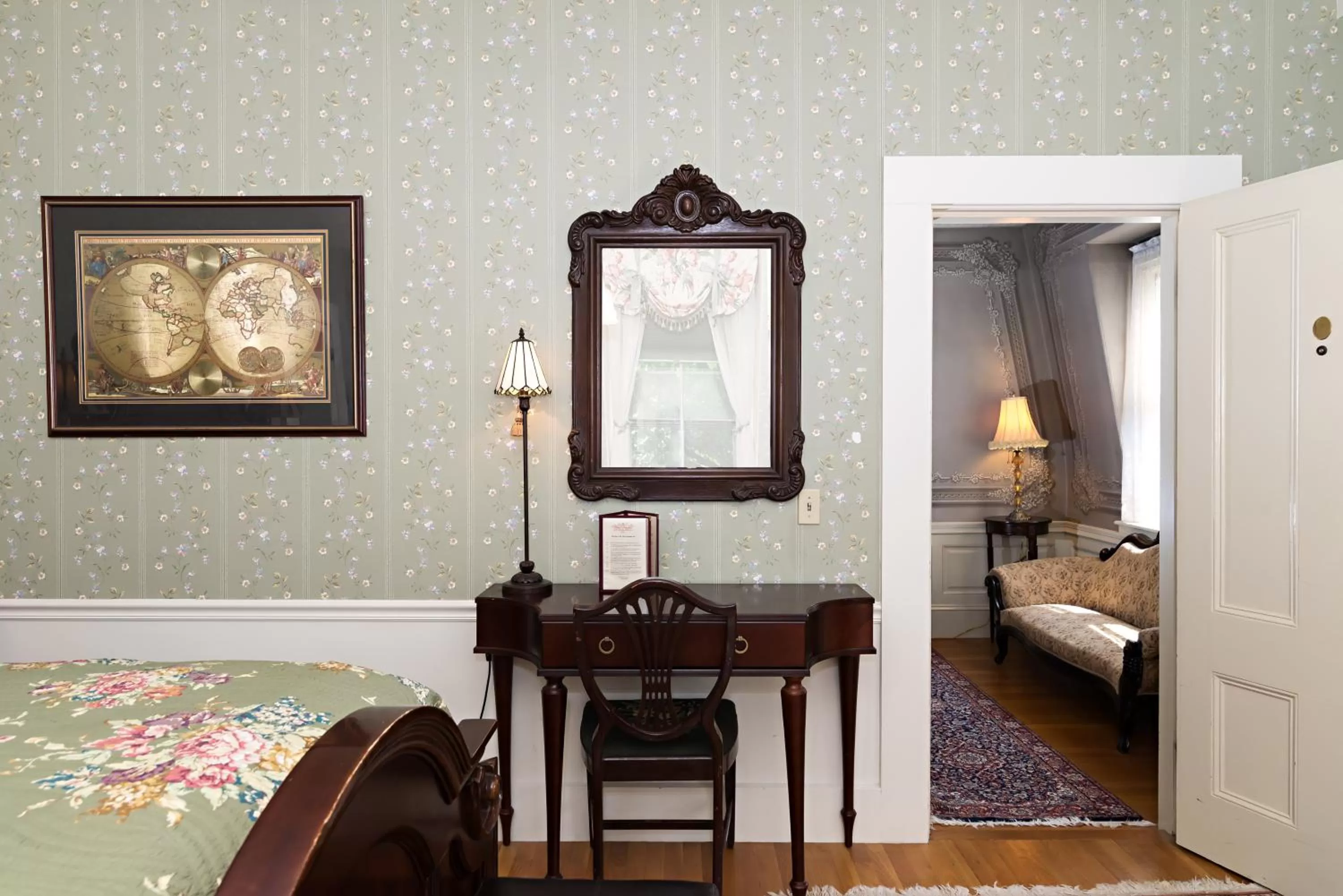 Seating area, Bed in Silver Fountain Inn