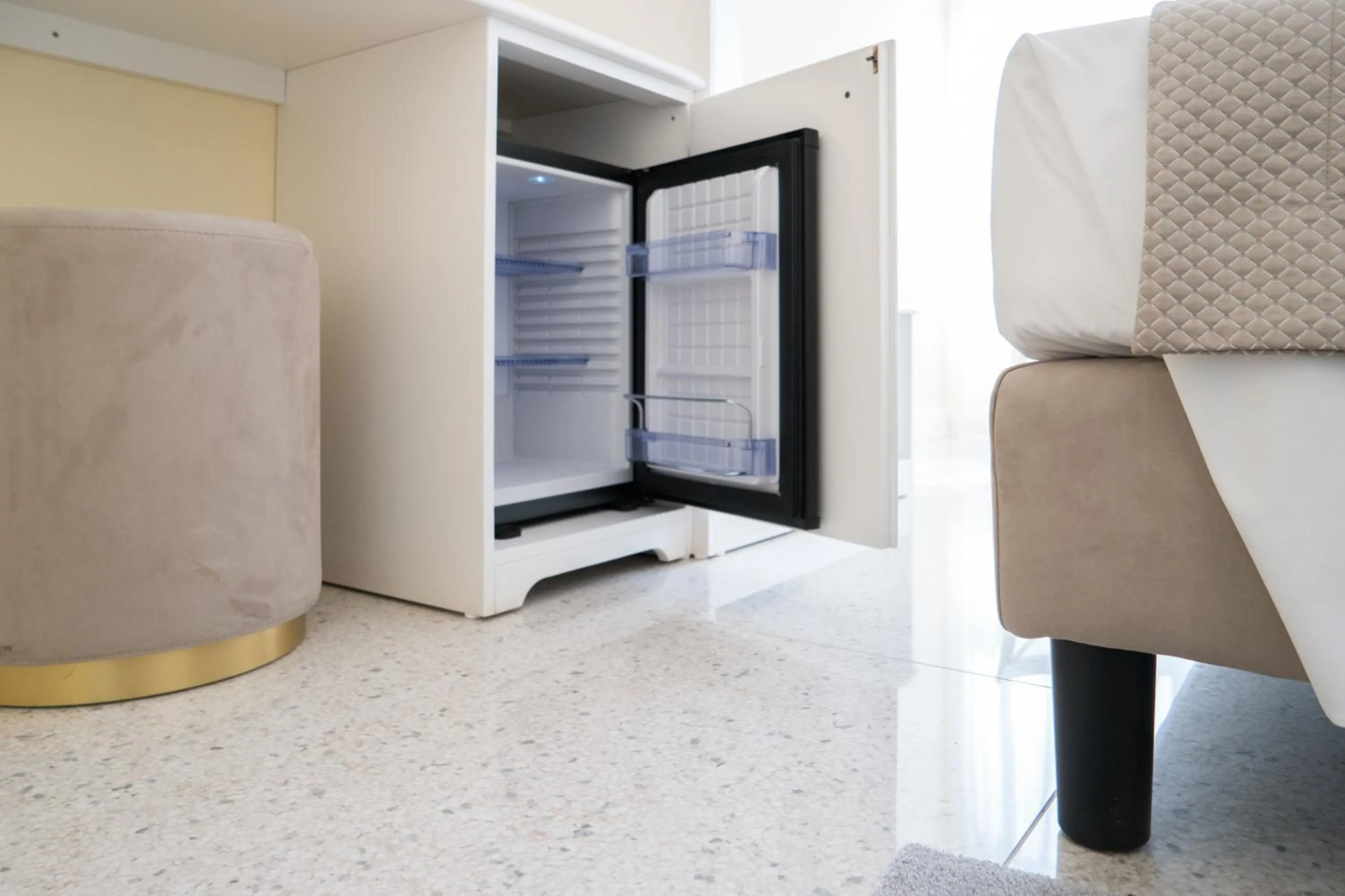 hair dresser in Guest House Train Station Venice - Atika & Atif