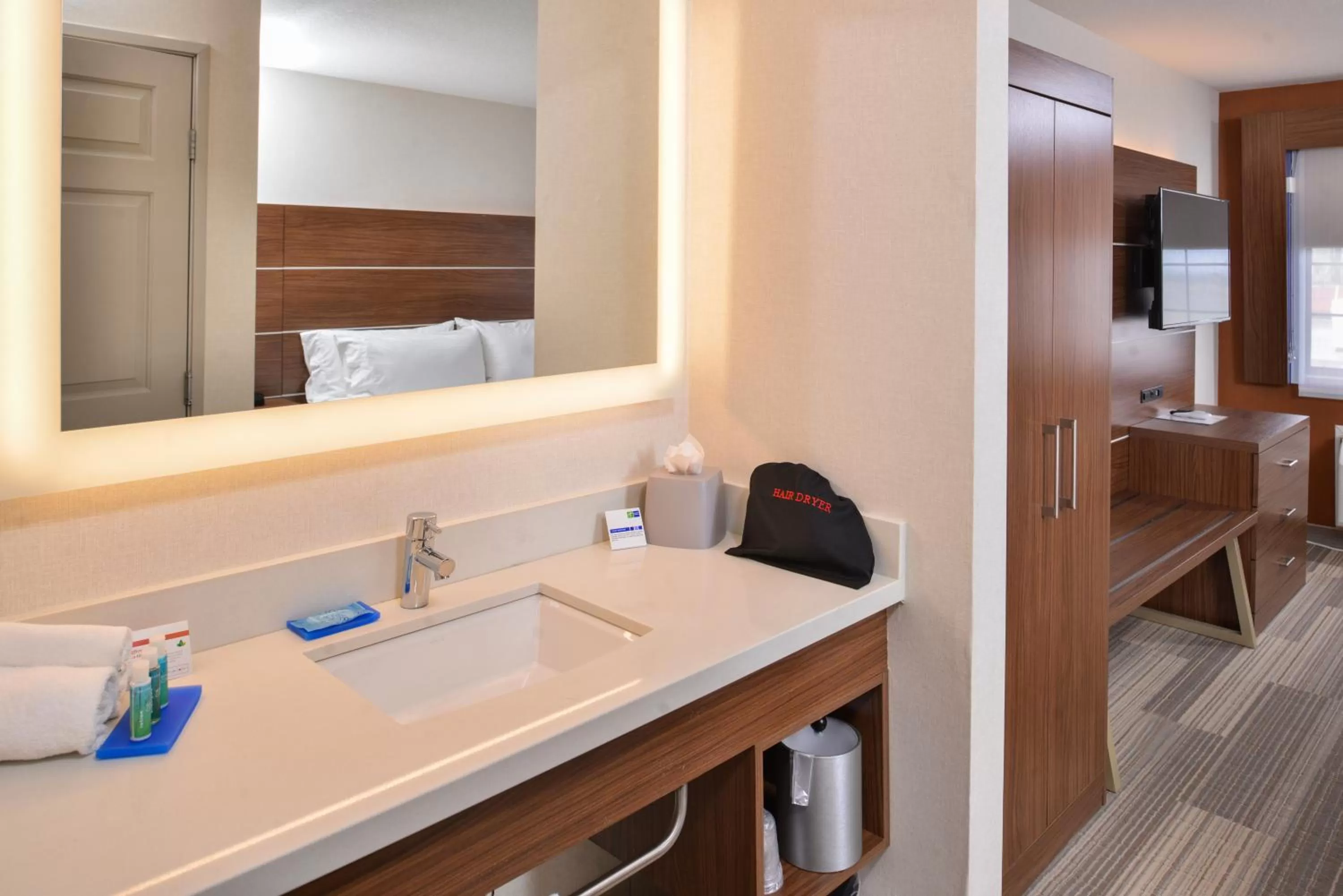 Bathroom, Bed in Holiday Inn Express Westley by IHG