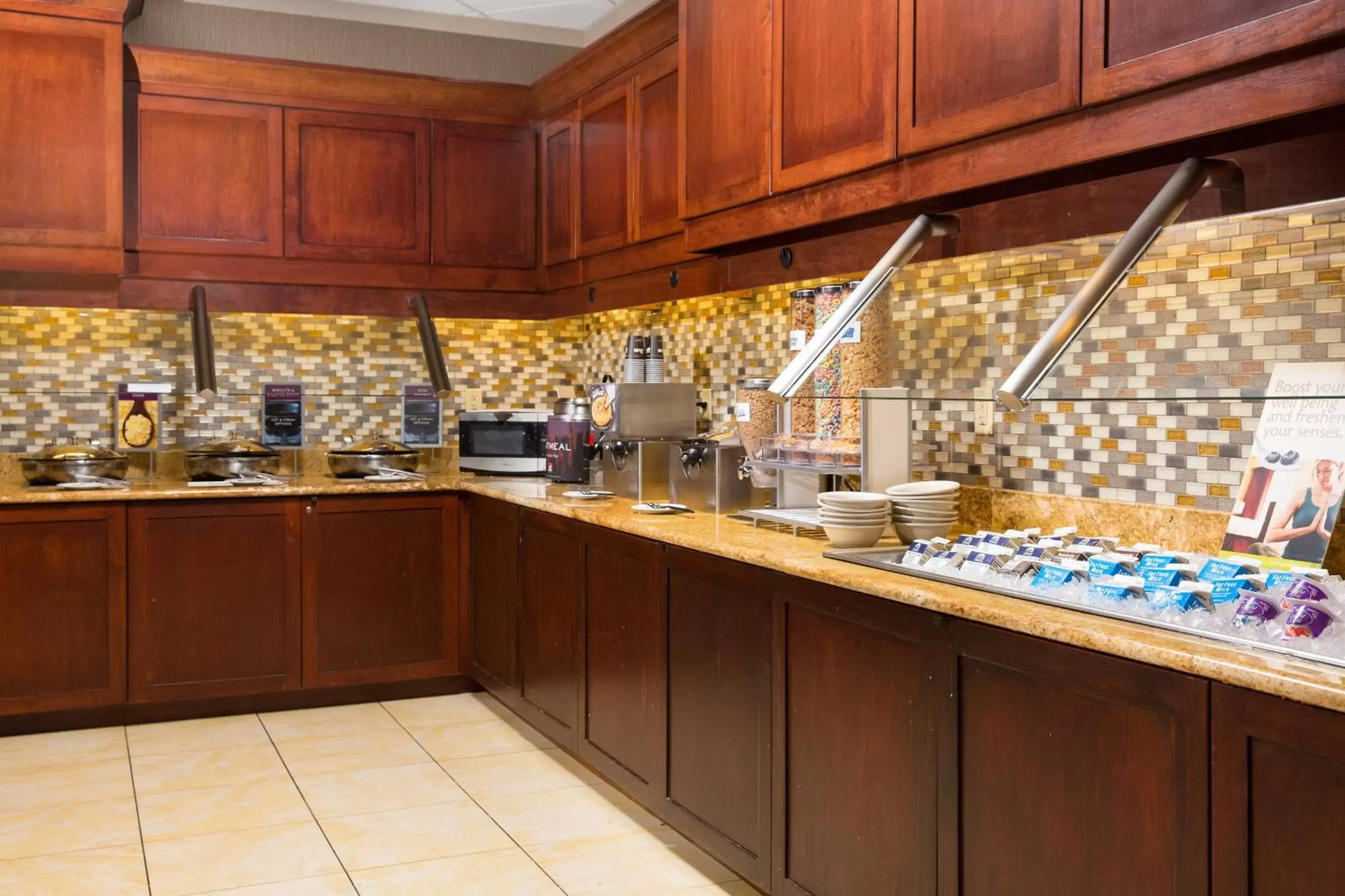 Breakfast, Kitchen/Kitchenette in Residence Inn Kansas City Airport