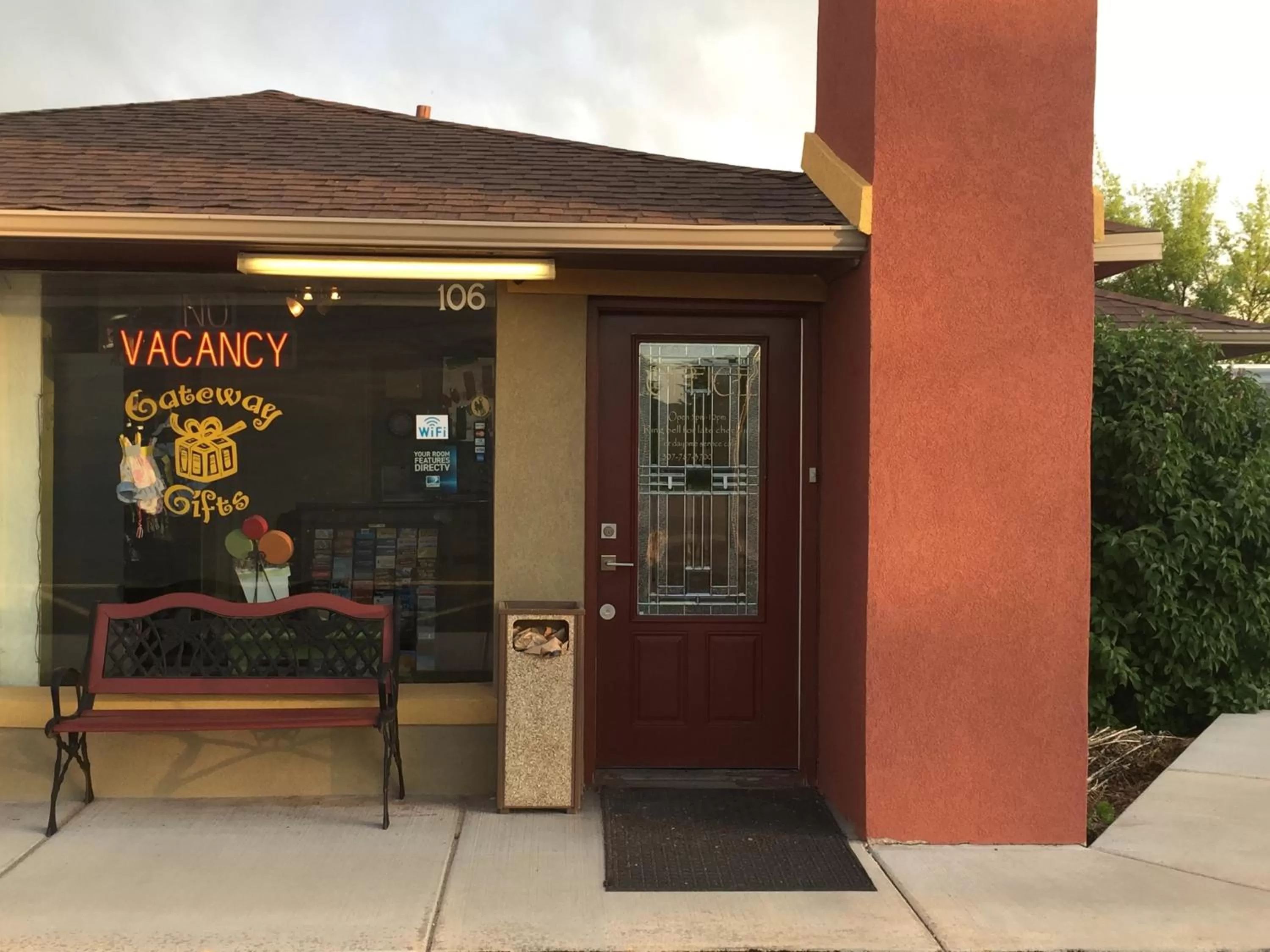 Facade/entrance in Gateway Inn