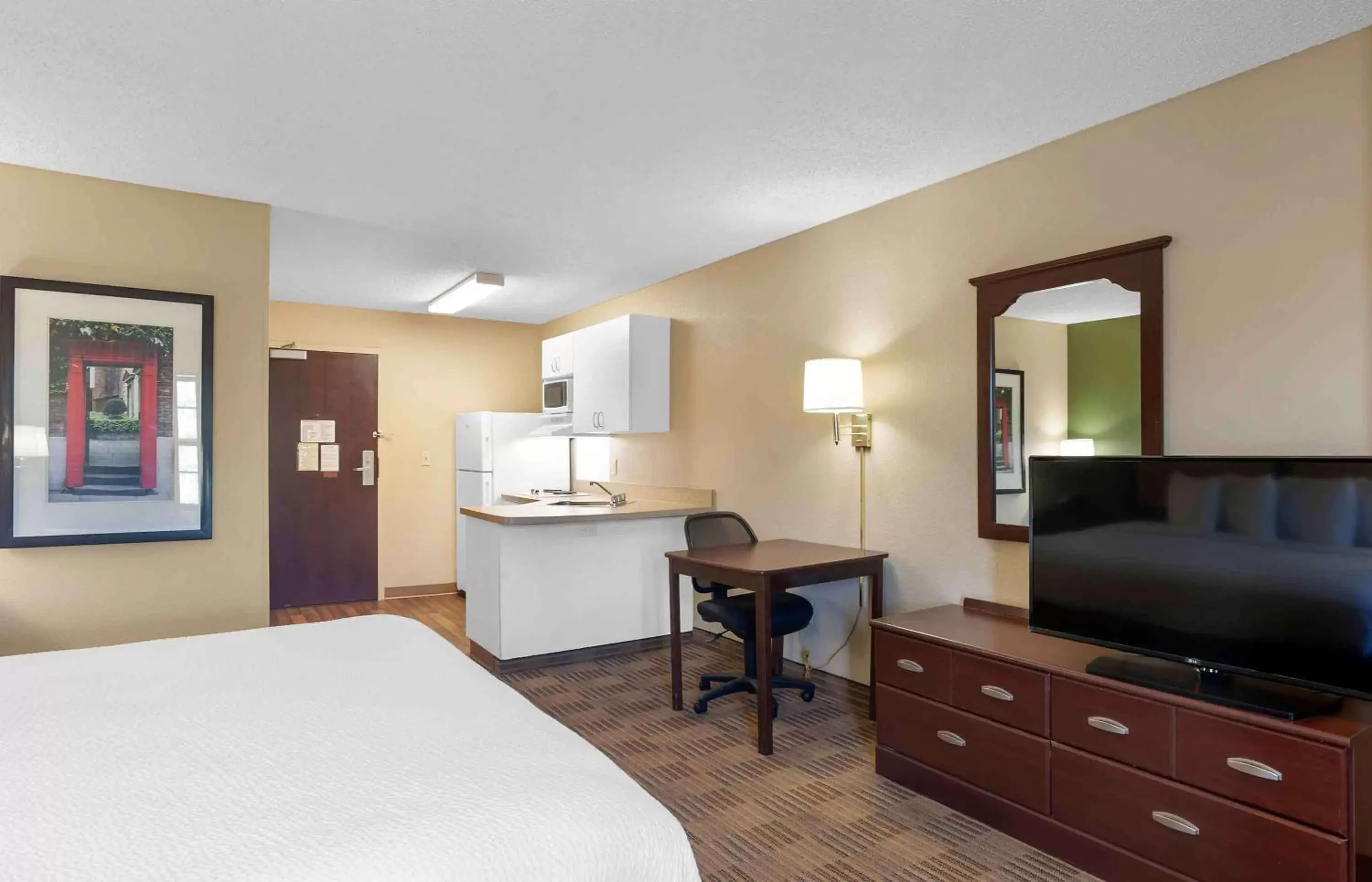 Bedroom, TV/Entertainment Center in Extended Stay America Suites - Washington, DC - Fairfax - Fair Oaks
