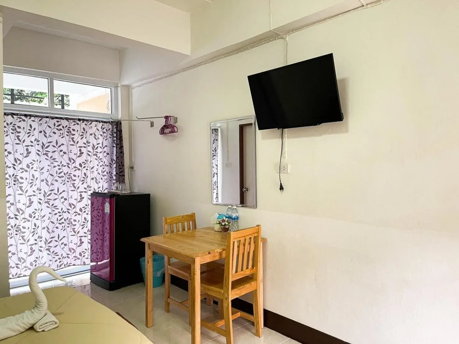 Dining area, TV/Entertainment Center in Rueangrat Hotel