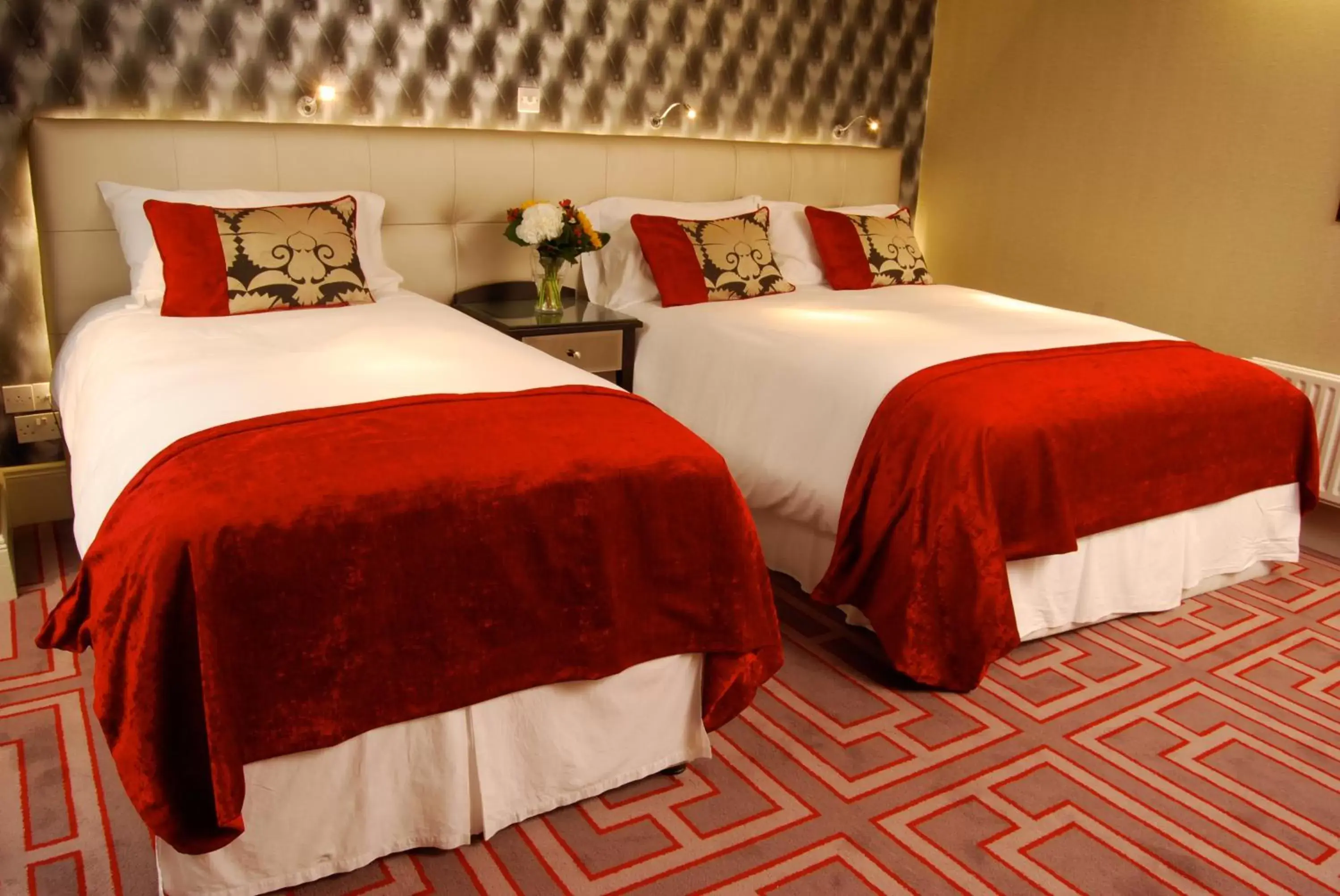 Bedroom, Bed in Benedicts Hotel