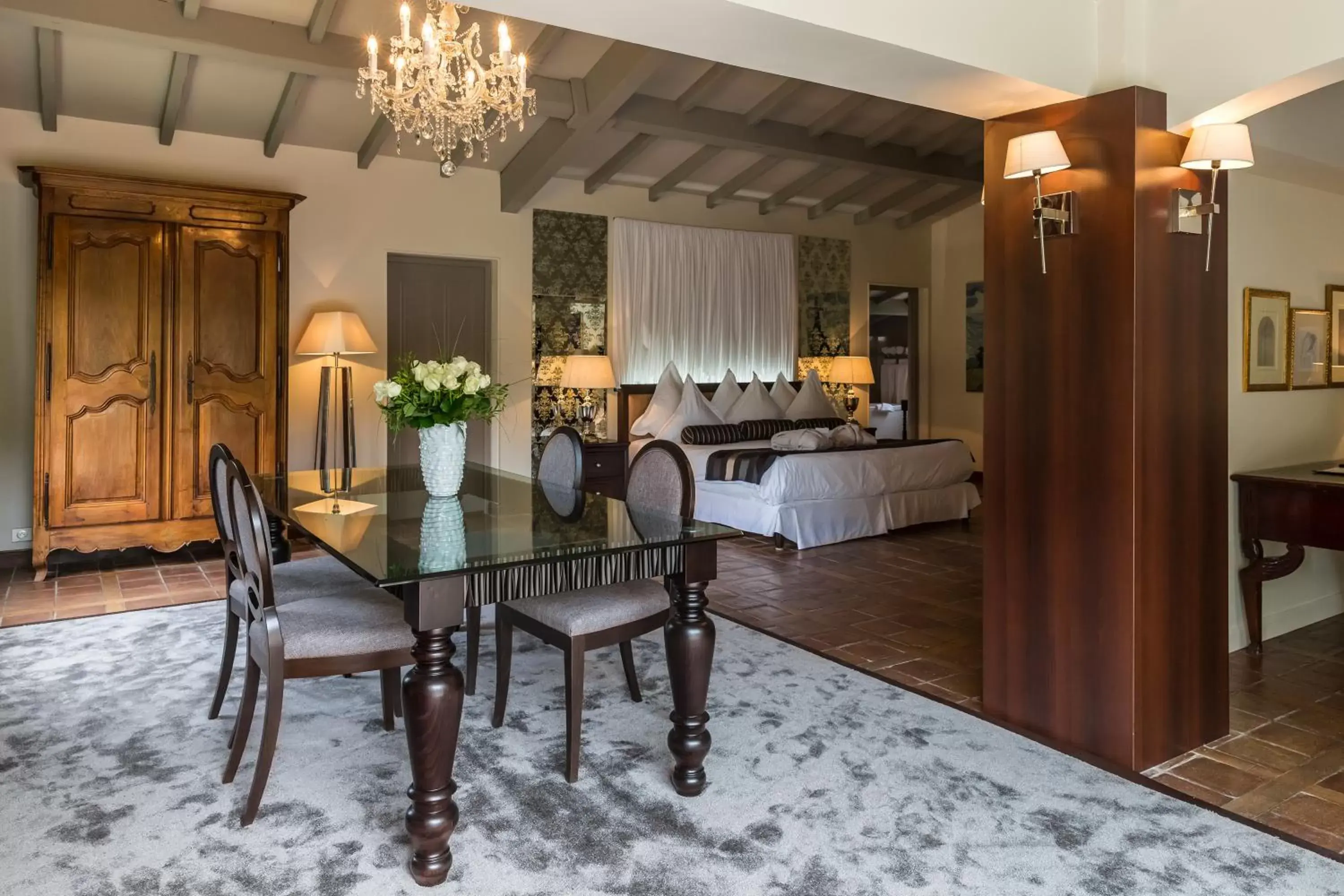 Photo of the whole room, Dining Area in Le Vallon de Valrugues & Spa