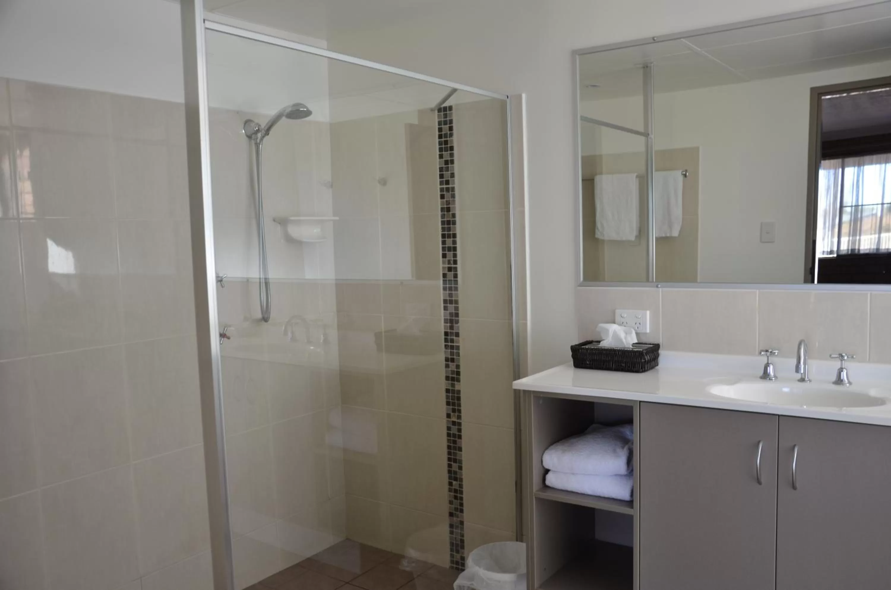 Bathroom in Sunray Motor Inn