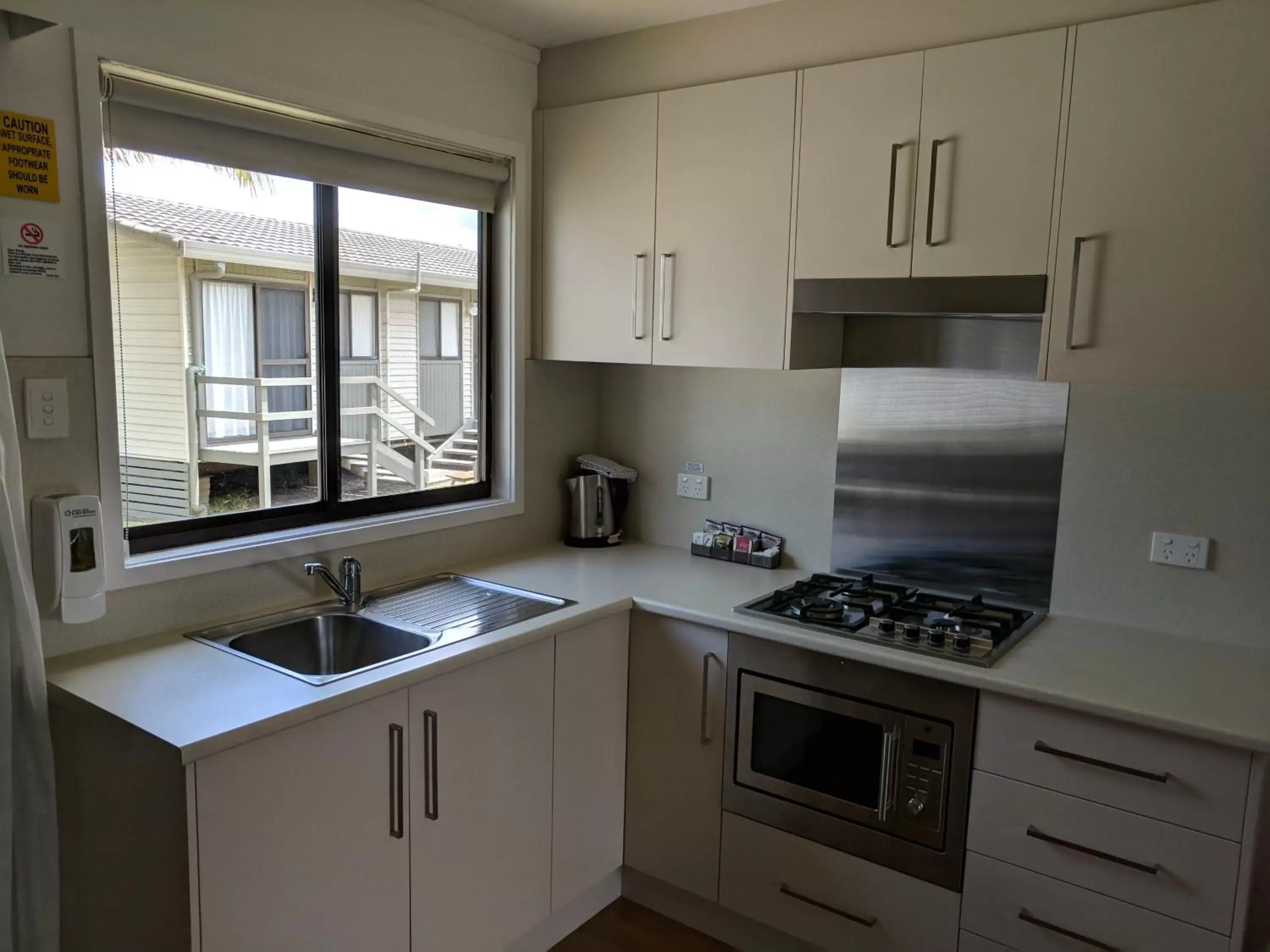 Kitchen or kitchenette, Kitchen/Kitchenette in Wollongong Surf Leisure Resort