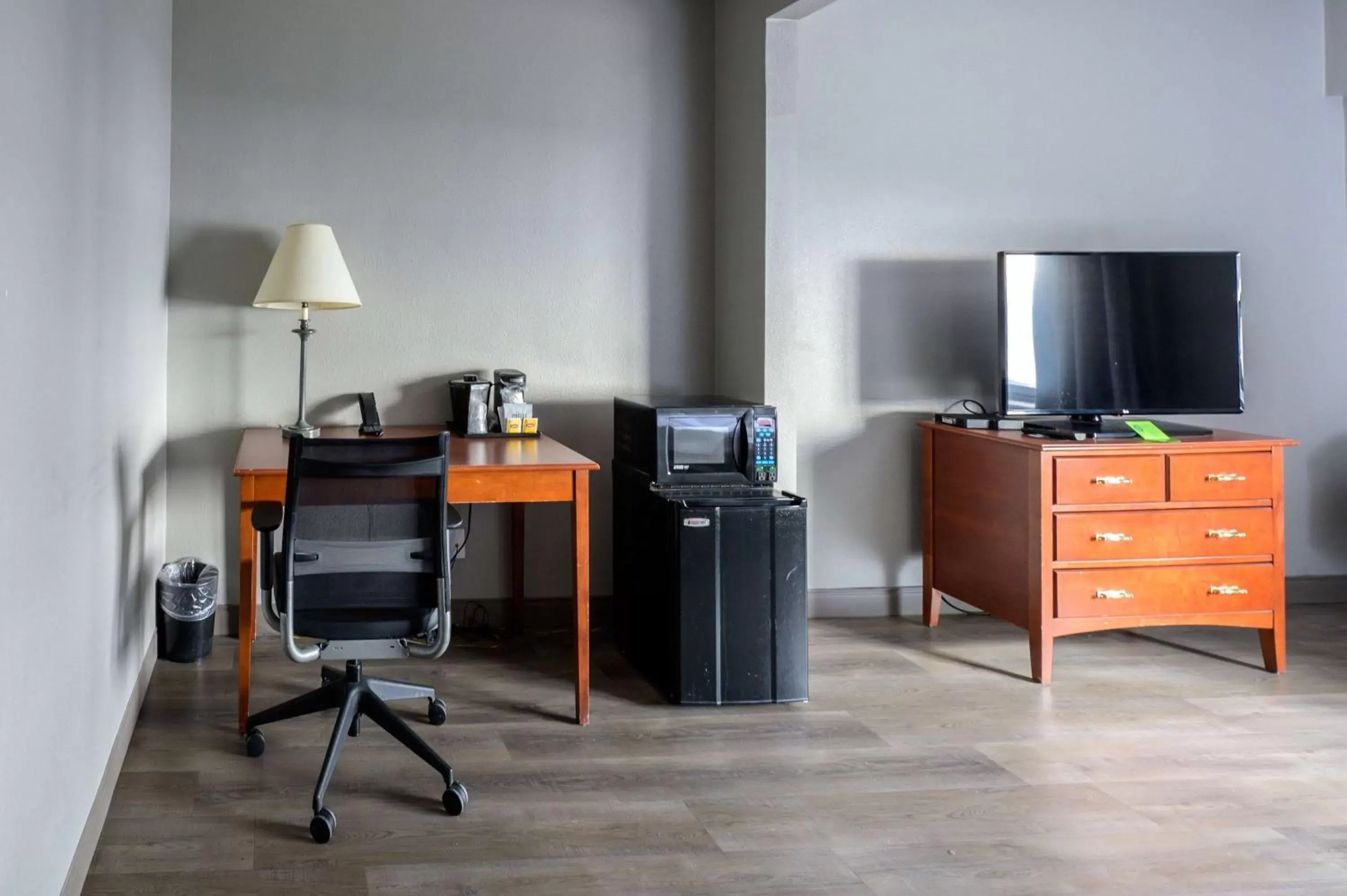 Photo of the whole room, TV/Entertainment Center in La Quinta by Wyndham New Haven