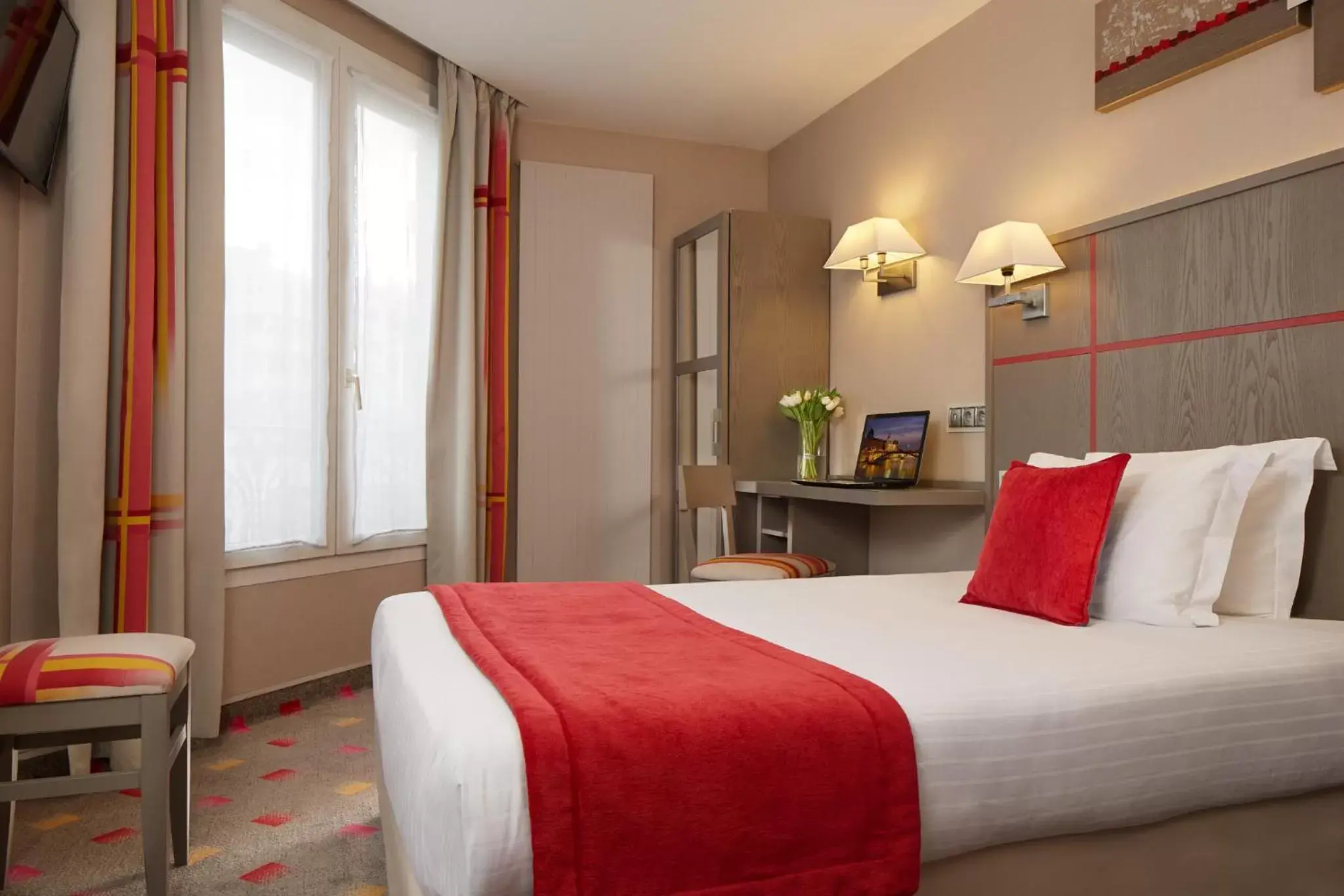 Photo of the whole room, Bed in Alizé Grenelle Tour Eiffel