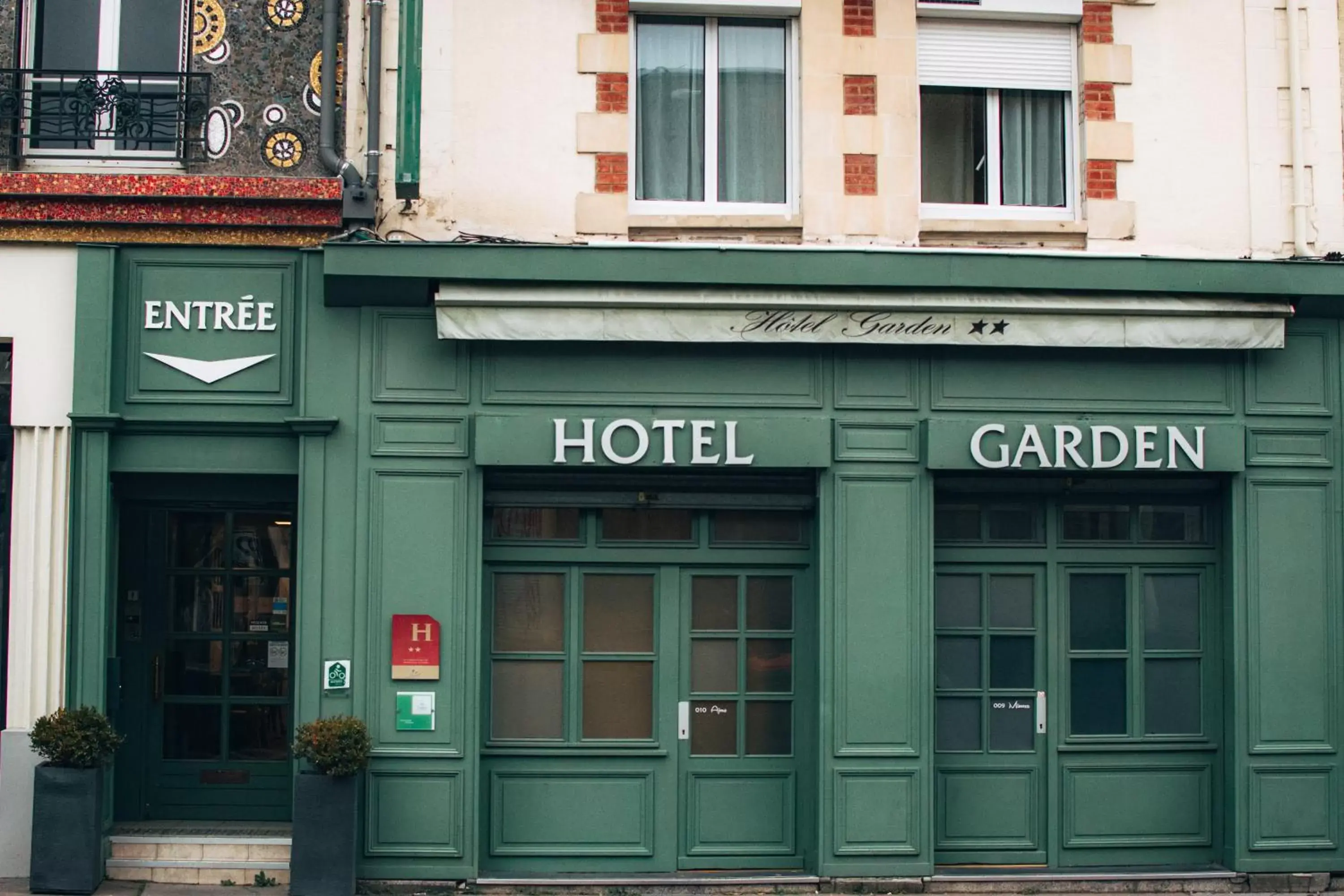 Facade/entrance in Garden Hotel Rennes Centre Gare