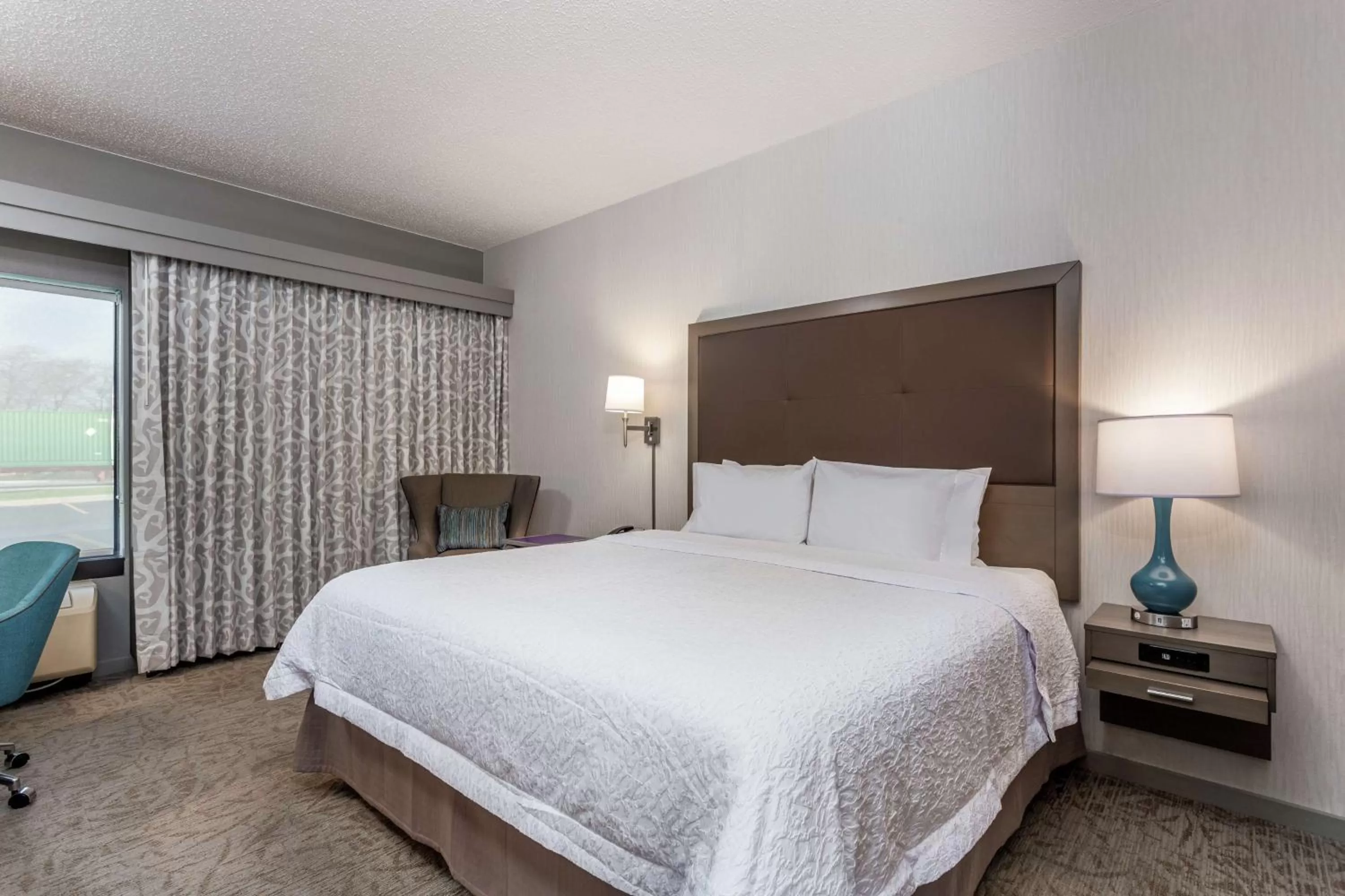 Bed in Hampton Inn Milwaukee Airport