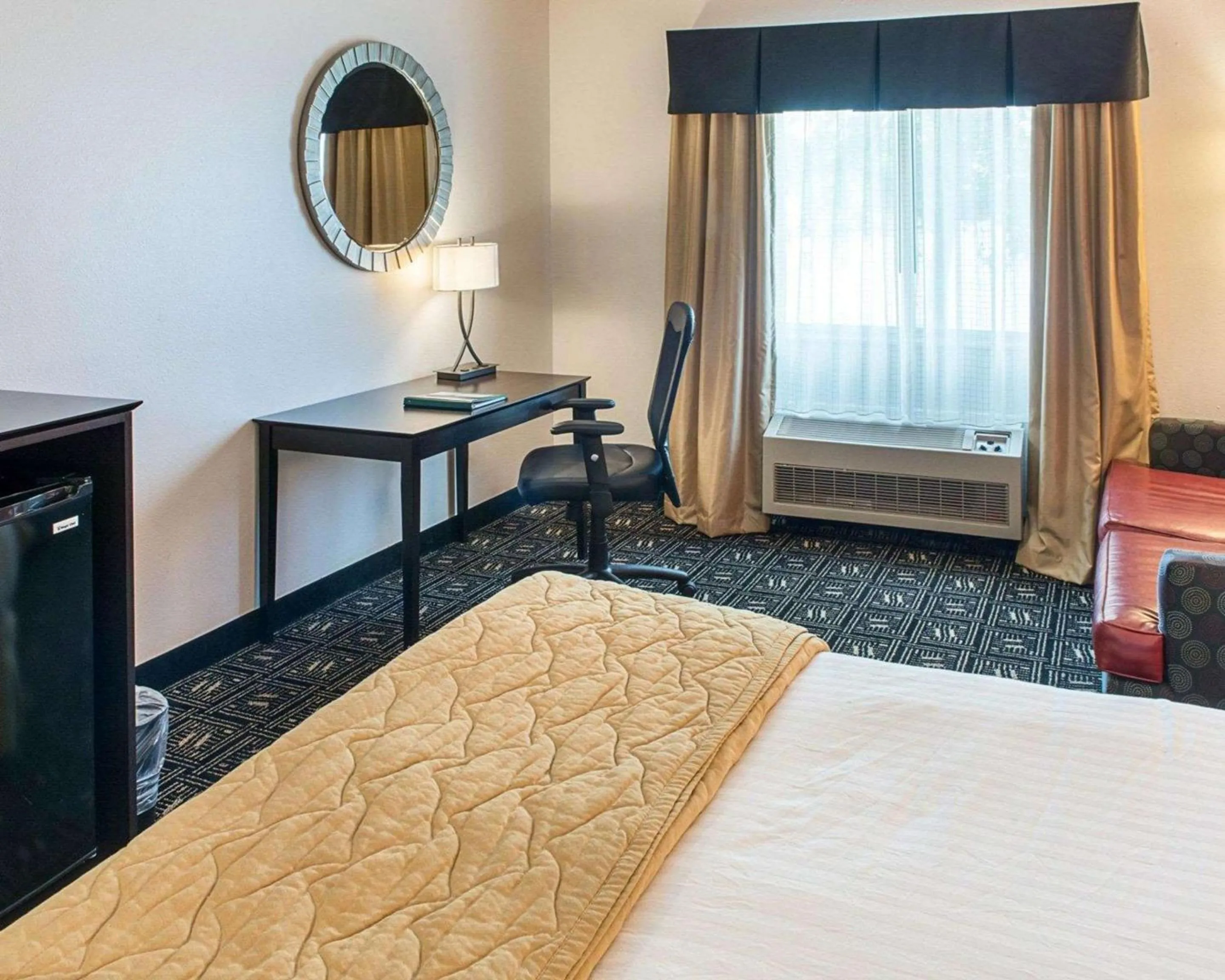 Photo of the whole room, Bed in Quality Inn Brooklyn Center