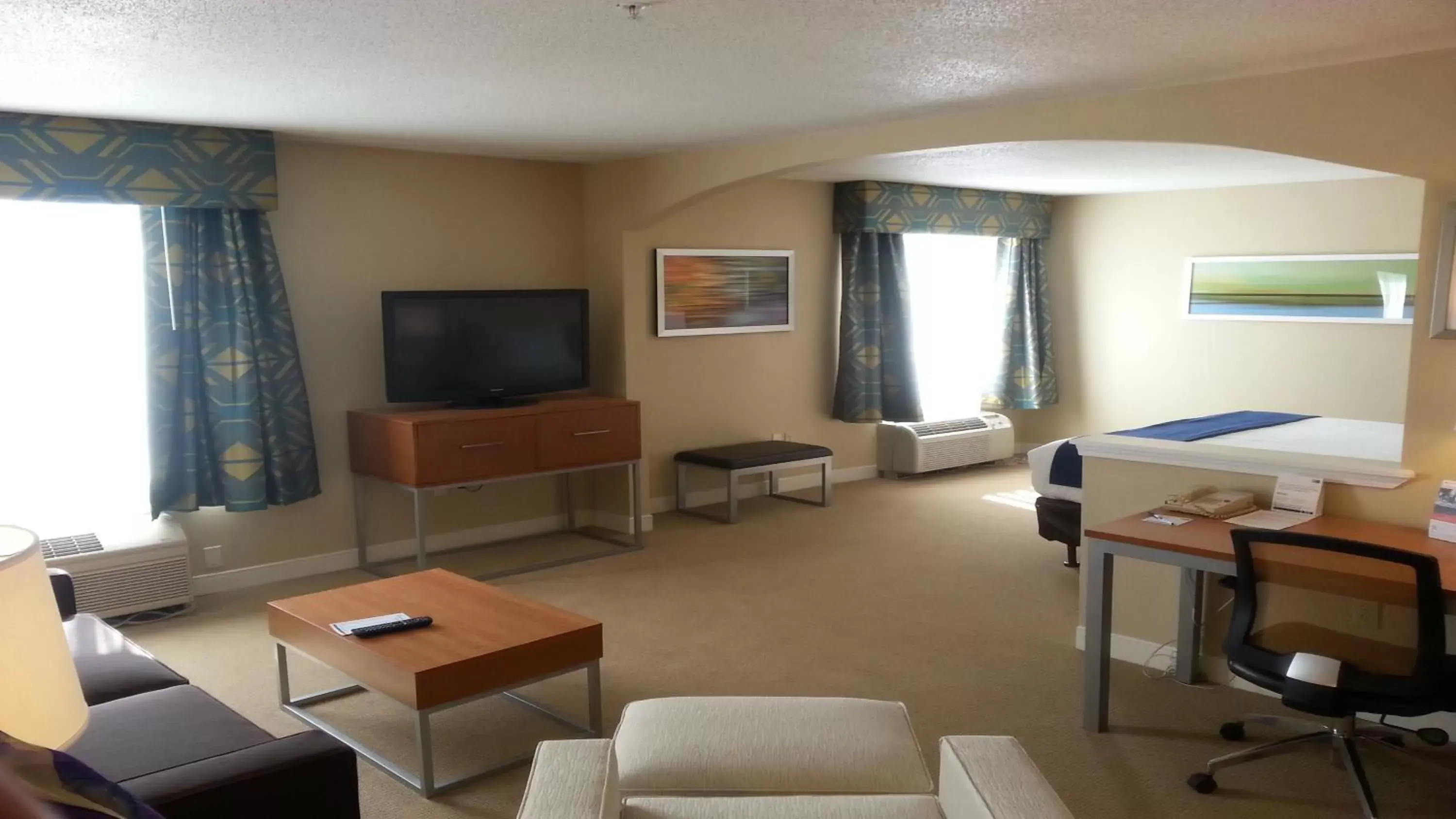 Photo of the whole room, Seating Area in Holiday Inn & Suites Spring - The Woodlands