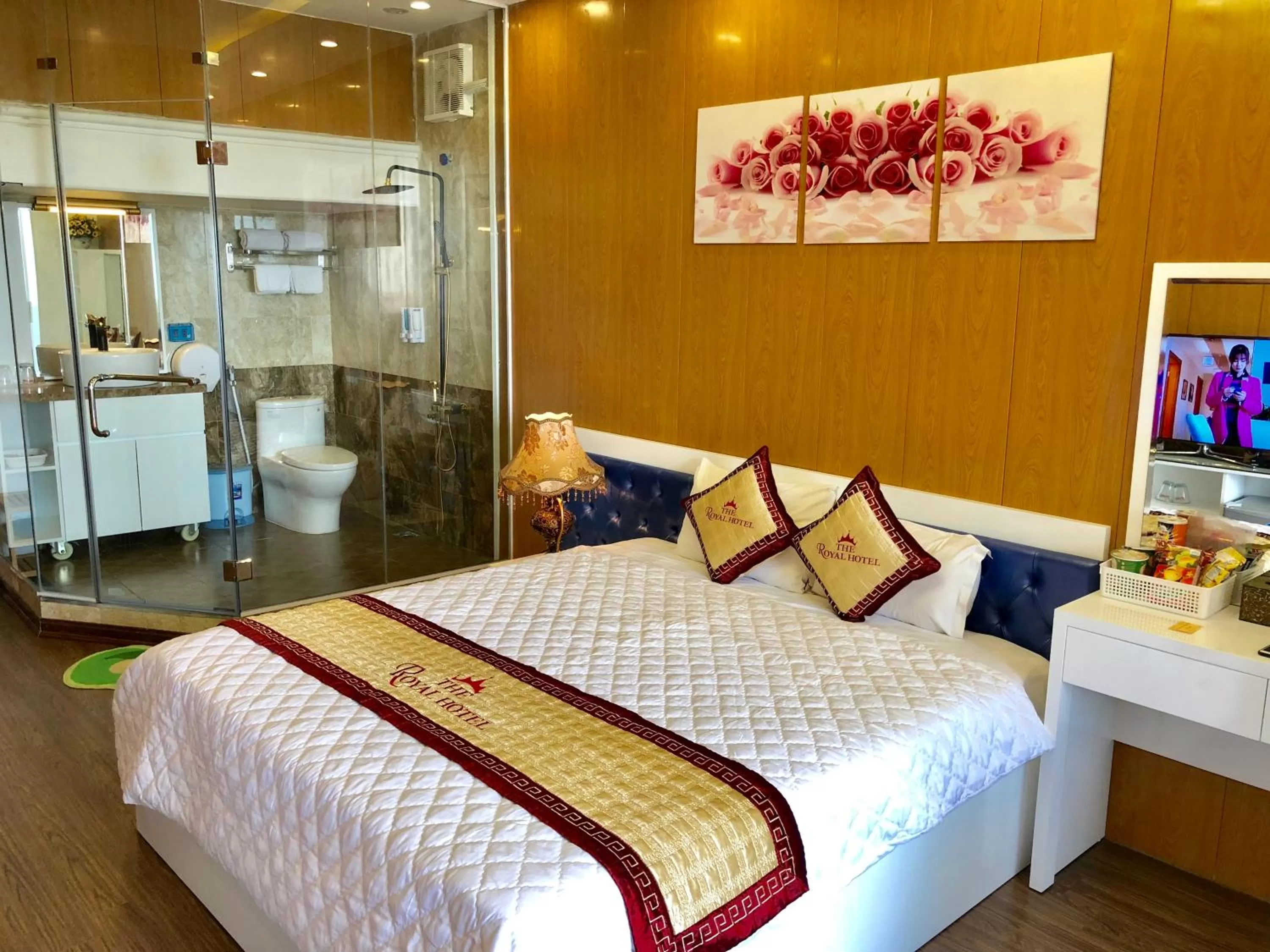 Bed in The Royal Hotel Near West Lake