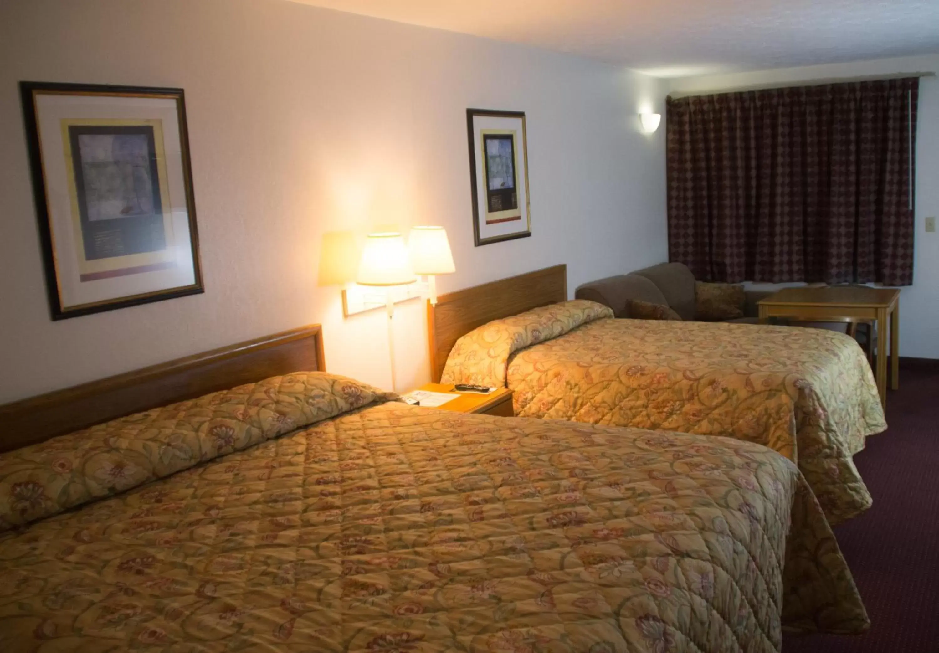 Photo of the whole room, Bed in Tazewell Motor Lodge