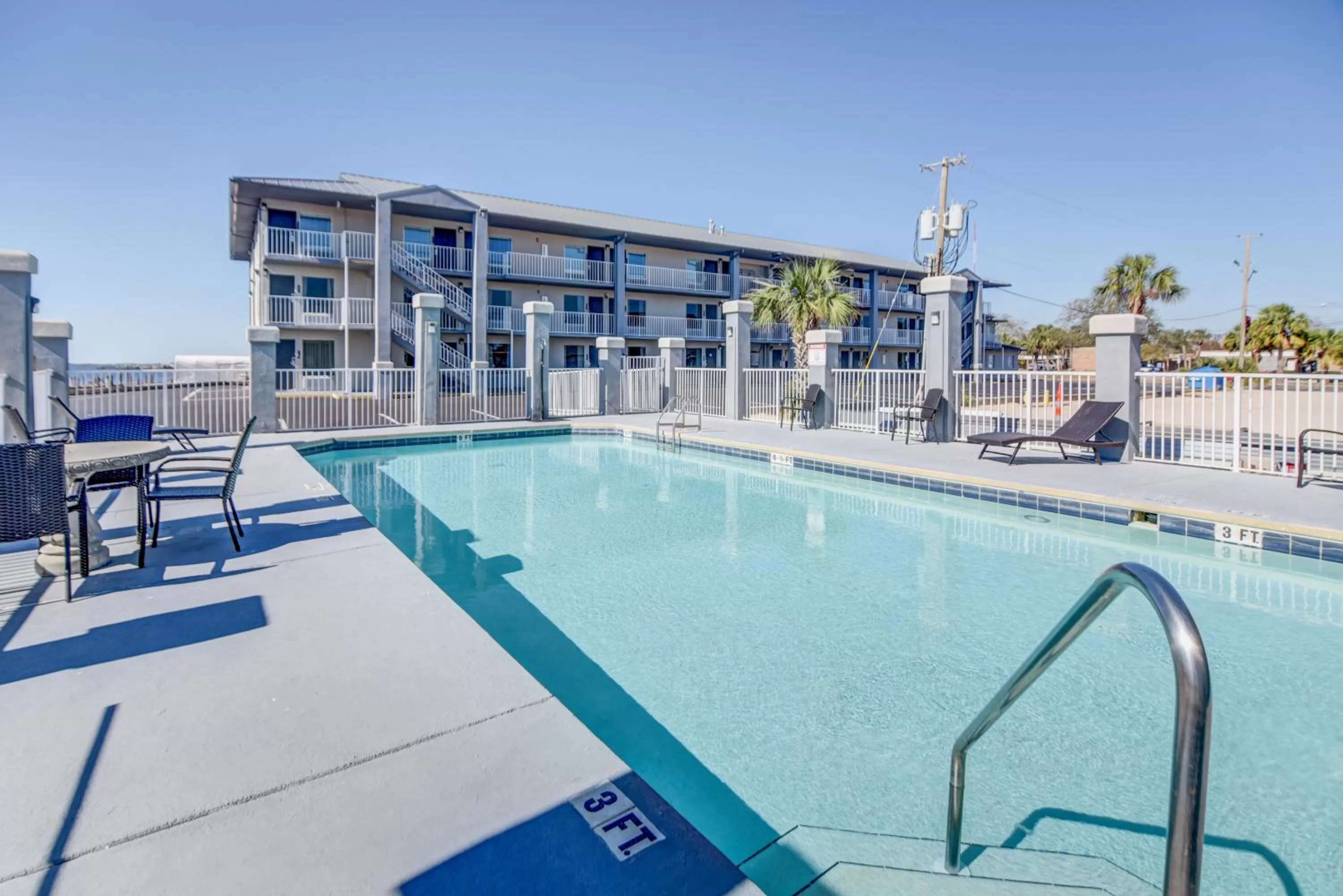 Swimming pool in Seabreeze Inn - Fort Walton
